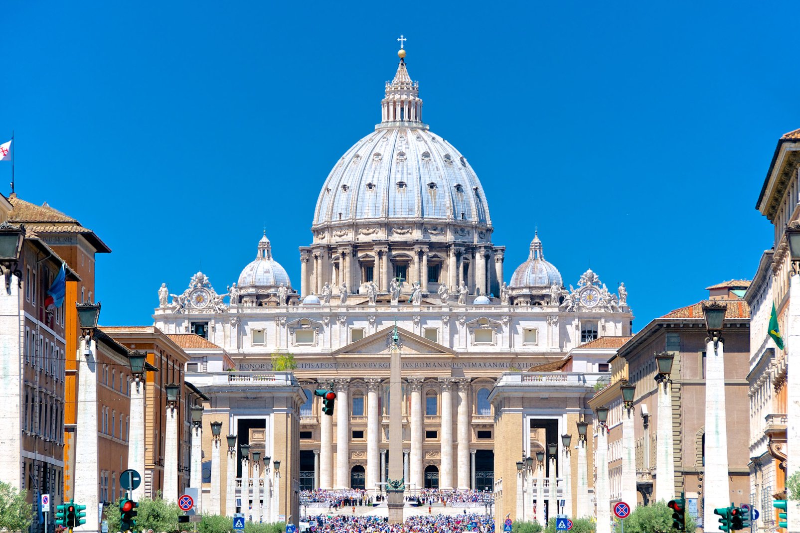 Il s'agit de la plus grande basilique au monde, plantée dans l'enceinte du Vatican, en plein coeur de Rome.