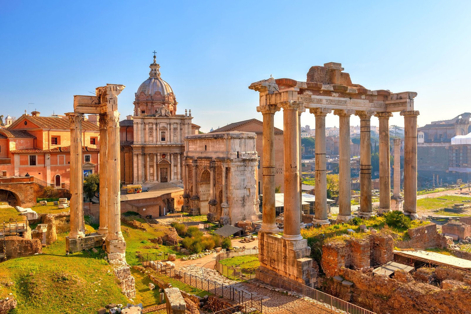 Le Forum romain est l'équivalent de l'Agora grecque. Ici, l'Arc de Septime Sévère (à g.) et  les colonnes du Temple de Saturne (à dr.).