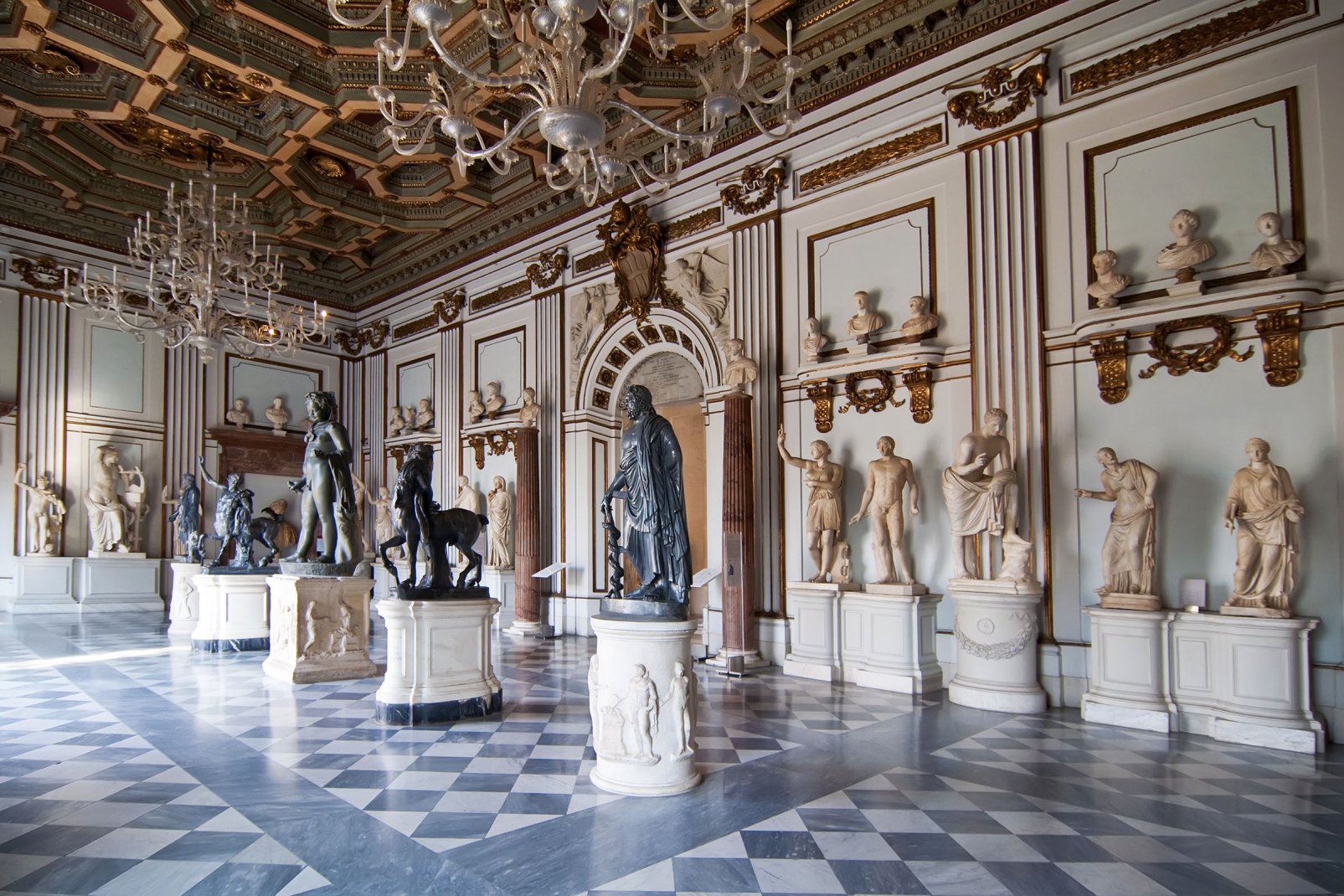 Il s'agit en réalité d'un seul lieu sis place du Capitole et regroupant une collection de sculptures antiques à l'initiative inédite du Pape Clément XII en 1734. C'est le 1er musée occidental de l'Histoire.