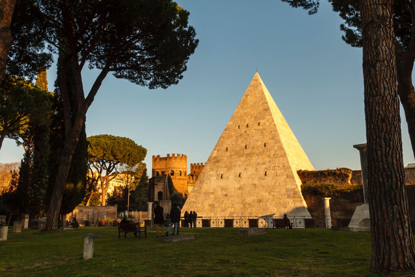 Cette pyramide antique parfaitement conservée, plantée dans le cimetière protestant de la ville, est un monument funéraire érigé à la mémoire du consul Caïus Cestius.