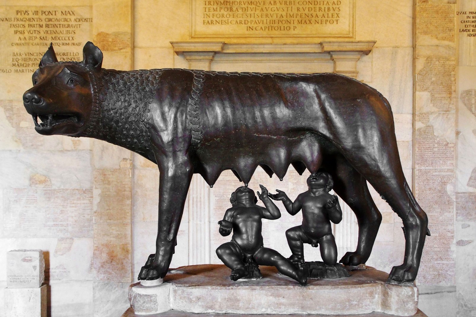 Ce bronze conservé au Musée du Capitole, représentant une louve allaitant Rémus et Romulus, le fondateur de la ville en 753 avant JC, est la figure emblématique de la capitale italienne.