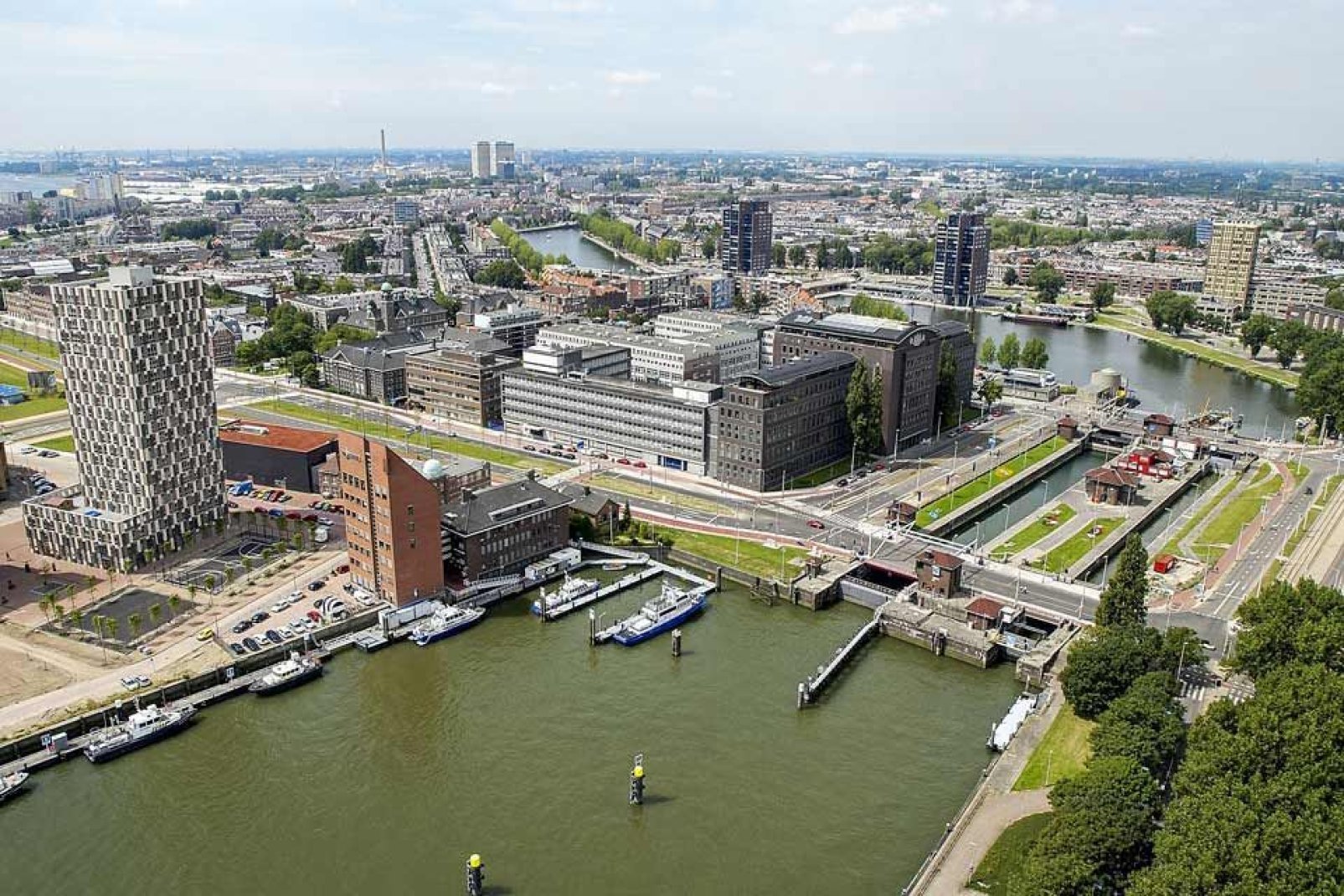 Der Hafen von Rotterdam ist der wichtigste Hafen von Europa und der drittwichtigste Hafen der ganzen Welt. Nur die Häfen der chinesischen Städte Shanghai und Singapur sind noch größer als jener von Rotterdam.