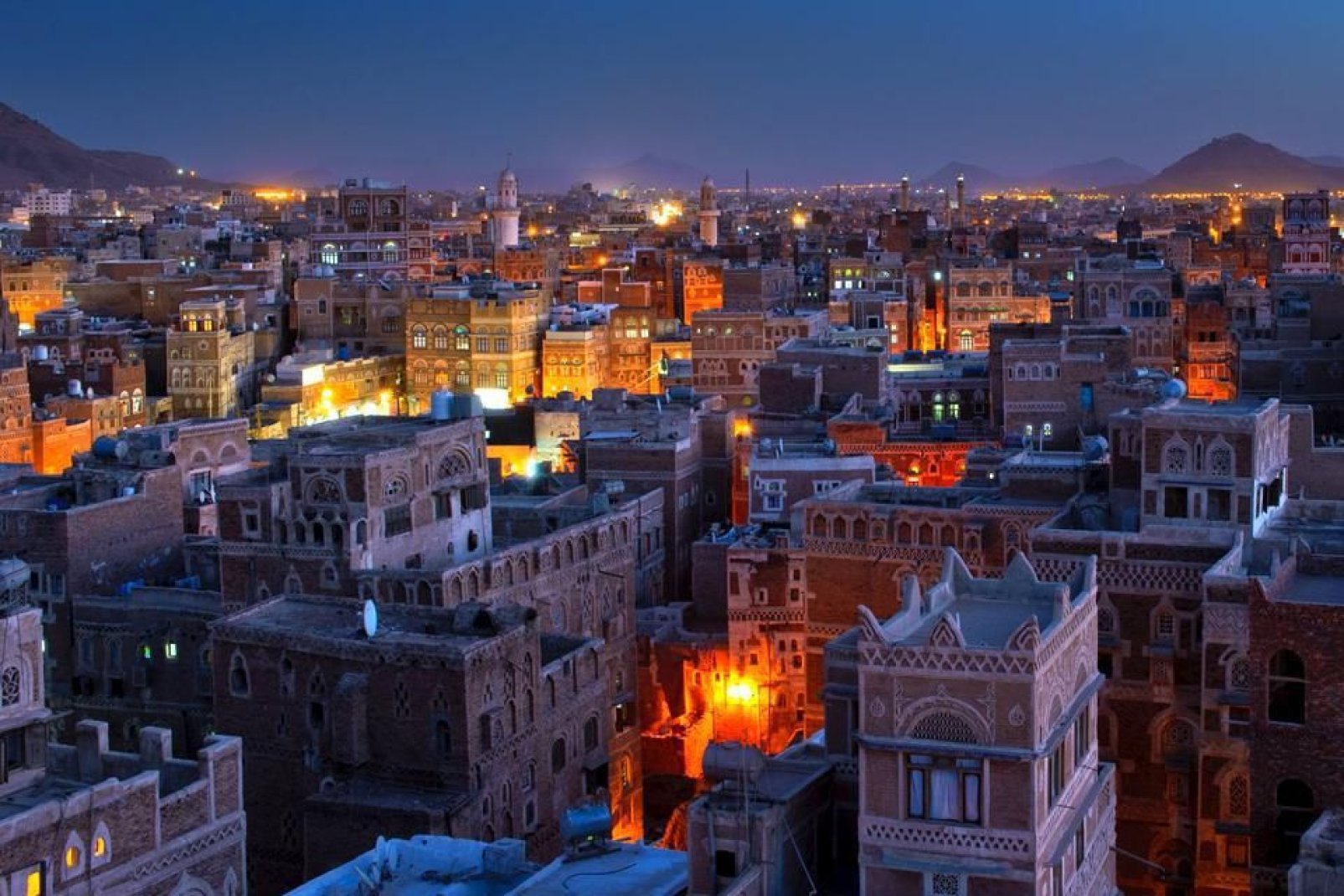 In der Nacht zeigt sich Sanaa von einer ganz anderen, aber ebenso lebhaften Seite und wirkt wie eine Stadt aus Tausendundeiner Nacht.