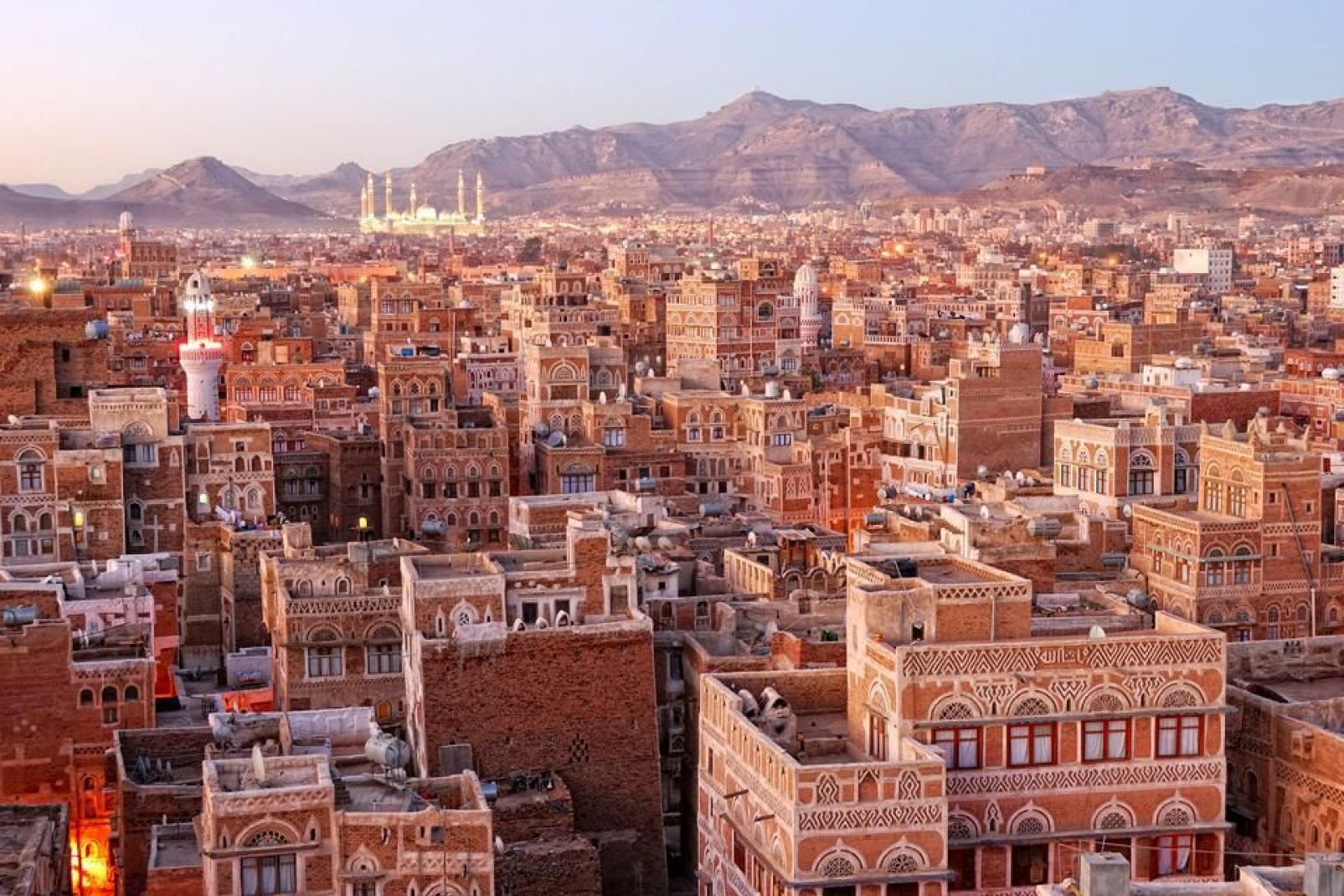 Die Altstadt von Sanaa, die von Alberto Moravia auch das "Venedig des Sandes" genannt wird, wurde von der UNESCO 1986 zum Weltkulturerbe erklrt.