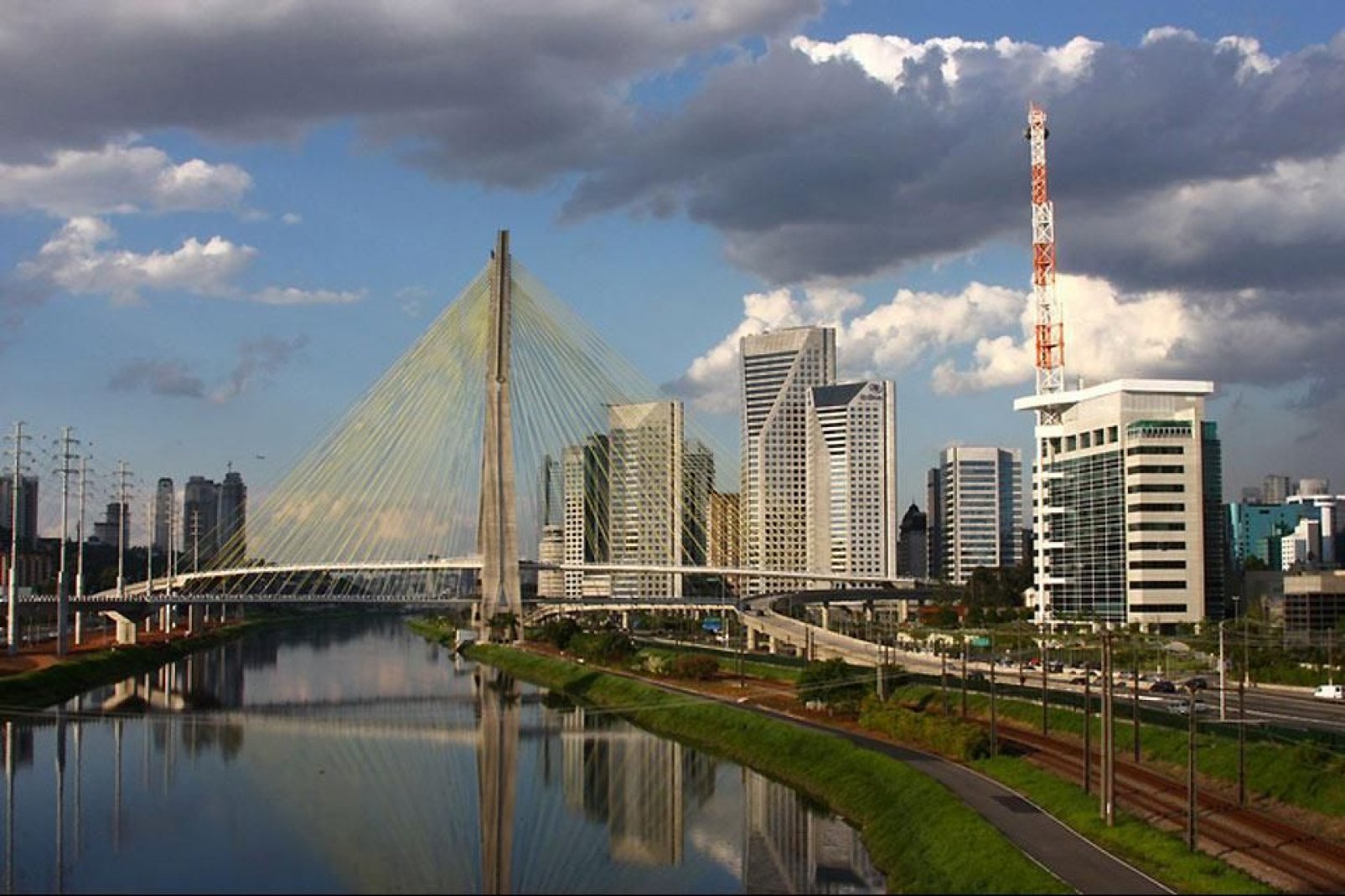 Troisième ville du monde après Mexico et Tokyo, Sao Paulo s'étend à perte de vue.