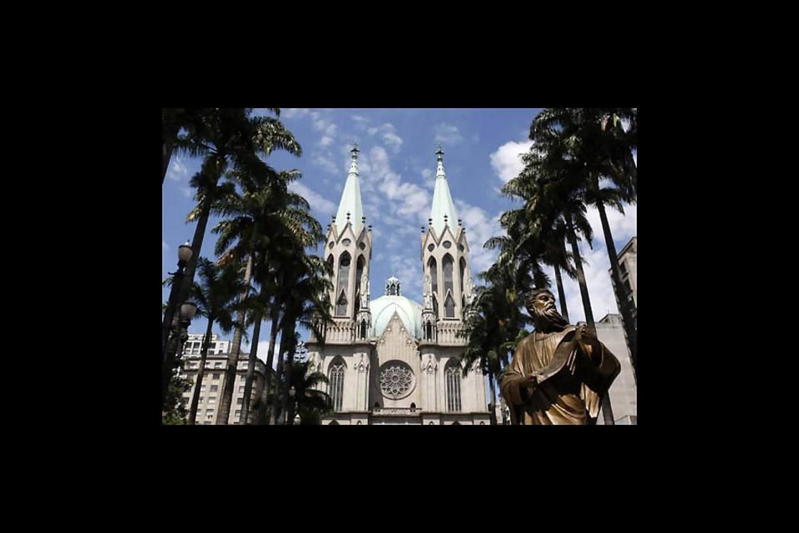 Di fronte alla cattedrale si trova la statua dell'apostolo Paolo, per rendere omaggio al fondatore di São Paulo. È stata eretta in suo onore in seguito alla sua conversione al cattolicesimo.
