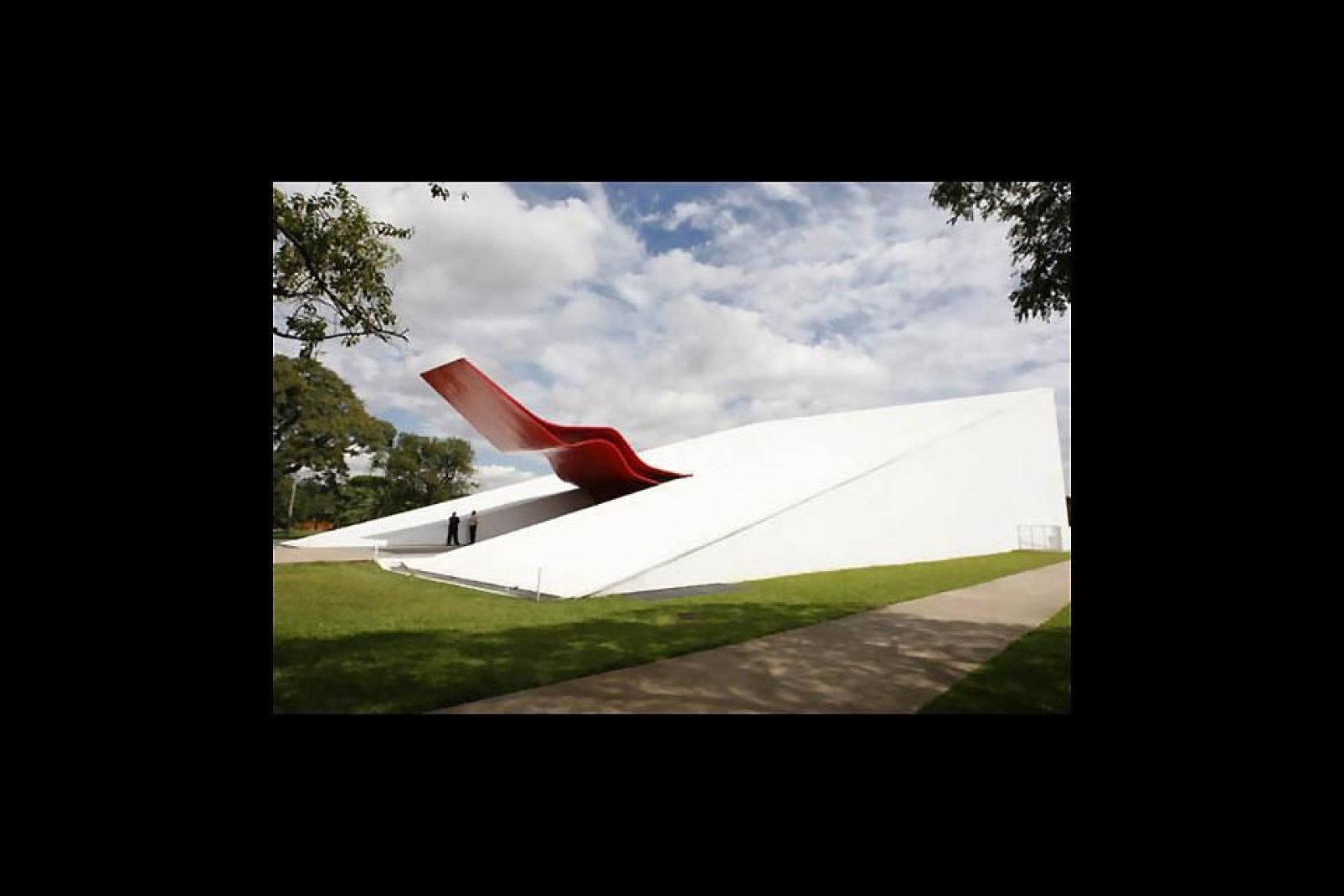 Le dernier projet de Niemeyer au sein du parc, a été inauguré en octobre 2005. Il possède 800 places et un espace modulaire peut accueillir jusqu'à 15 000 personnes.