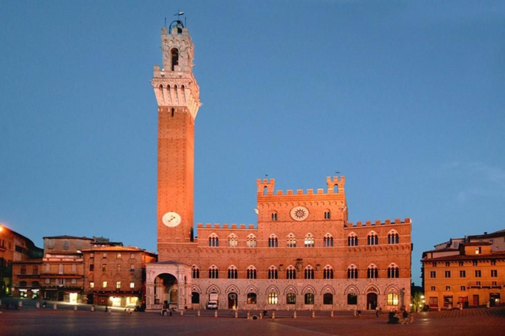 Eine schöne Panoramaansicht des Piazza del Campo. Im Hintergrund der Palazzo Publico mit dem Torre del Mangia.