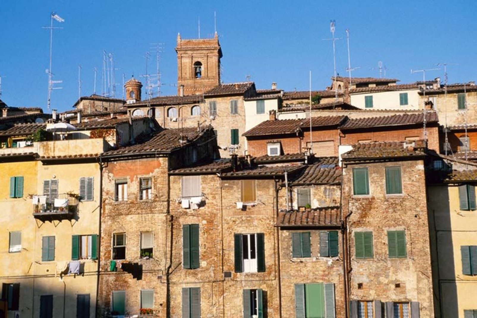 Siena è ricca di numerosissime strade pittoresche, circondate dalle antiche case alte e austere