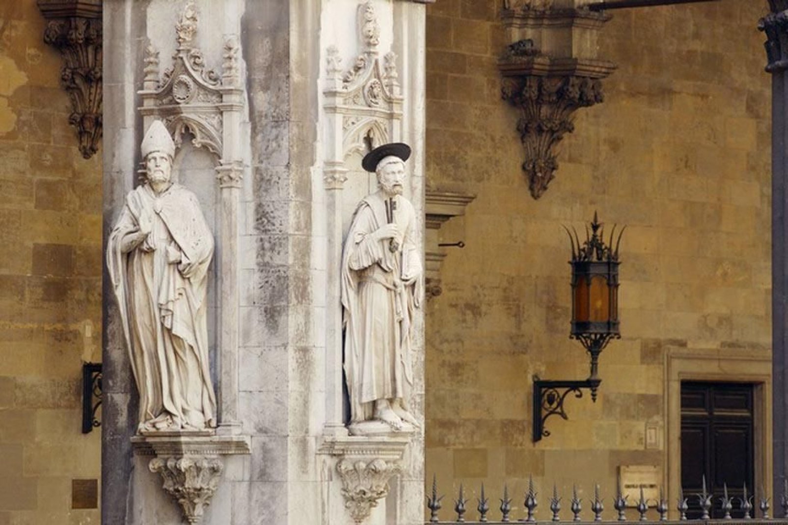 Moltissimi sono i monumenti religiosi da vedersi a Siena: oltre alla Cattedrale, si ricordi almeno il battistero, la Basilica dell'Osservanza e la Santissoma Annunziata