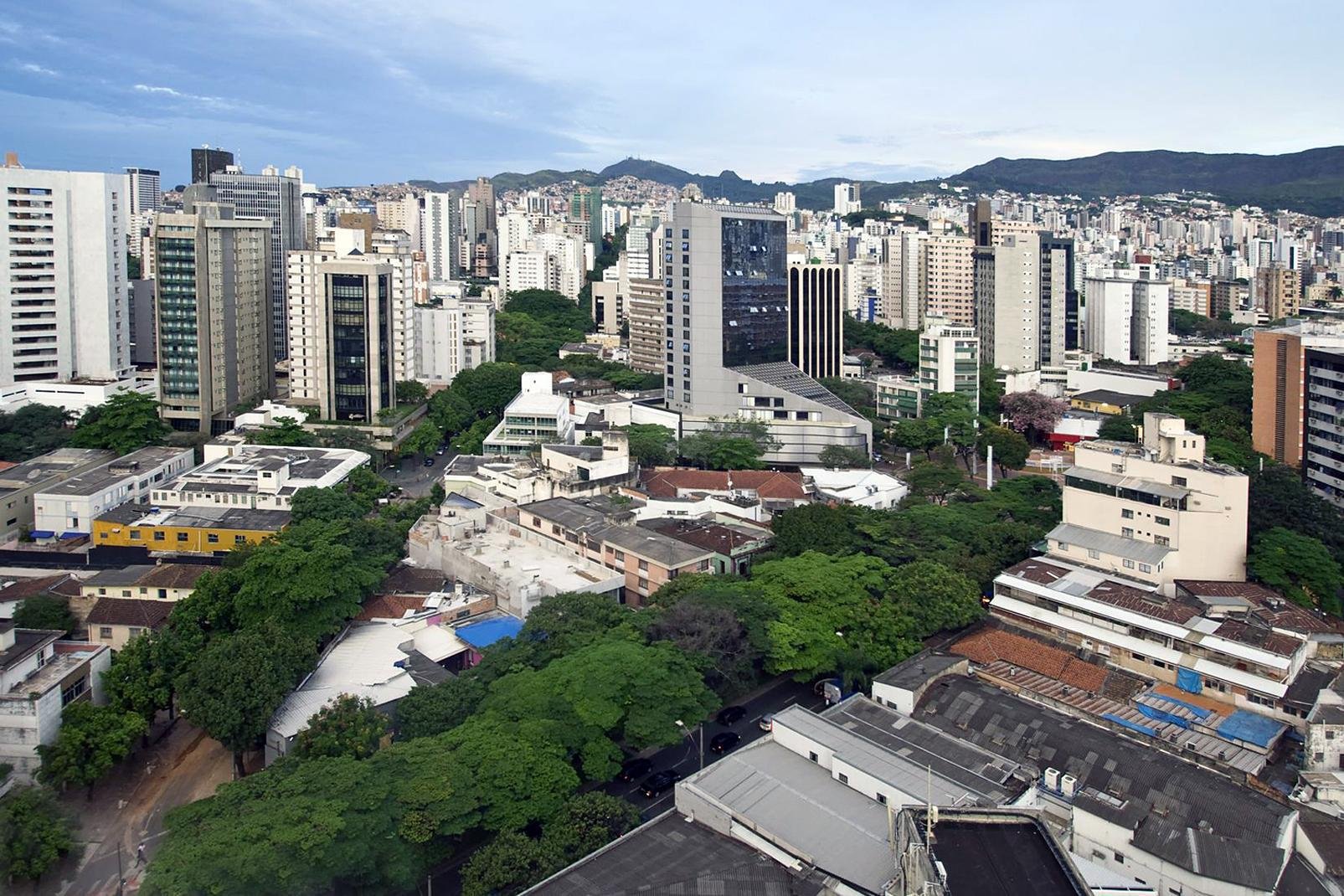 Belo Horizonte est la plus grande ville et la capitale de l'État du Minas Gerais, au sud-est du Brésil. Relativement récente, cette ville moderne créée en 1897 est la ville natale de Dilma Rousseff. La troisième ville du Brésil se trouve dans une région montagneuse au cœur de la zone des mines d'or et des pierres précieuses....