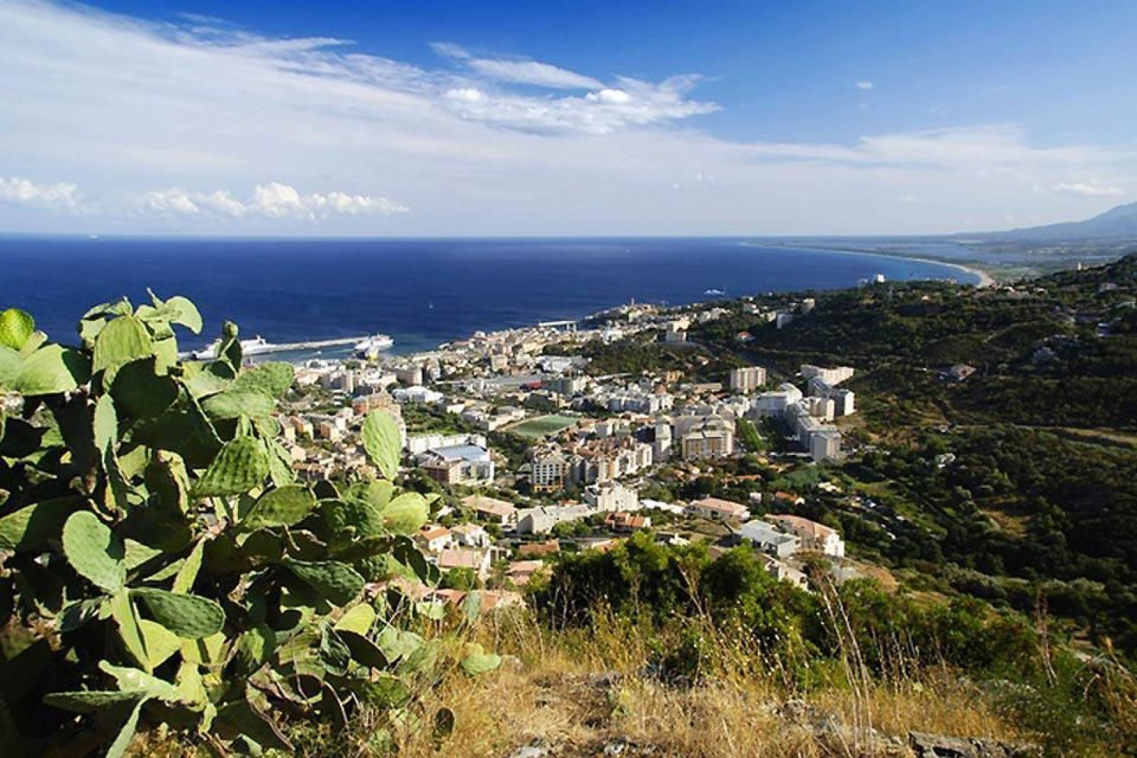 La città bassa di Bastia si estende lungo la costa. Vi si trovano il porto mediterraneo e le stradine pittoresche.