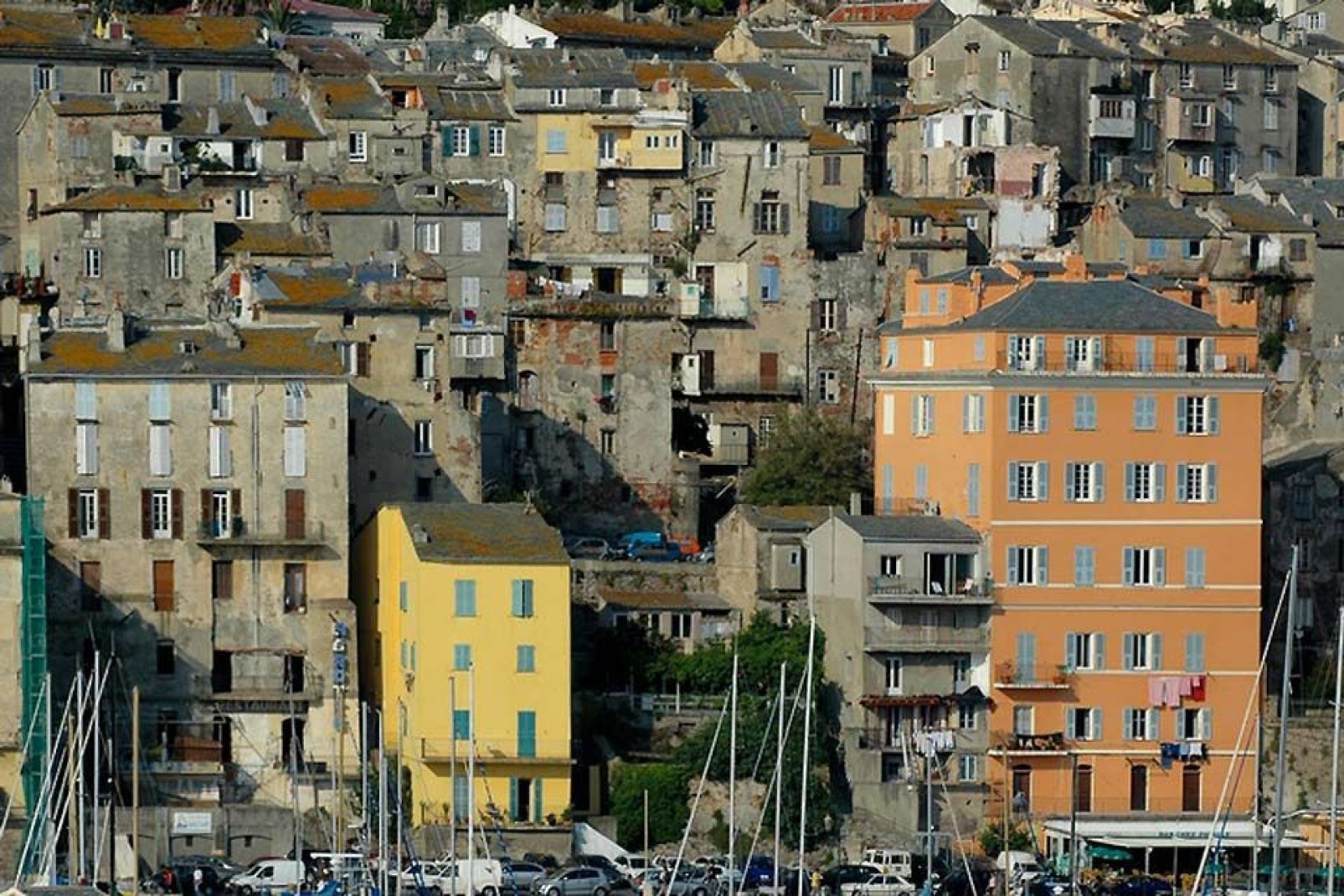 Die Stadtmitte von Bastia bietet den Besuchern zahlreiche Gebäude aus dem 19. Jahrhundert.