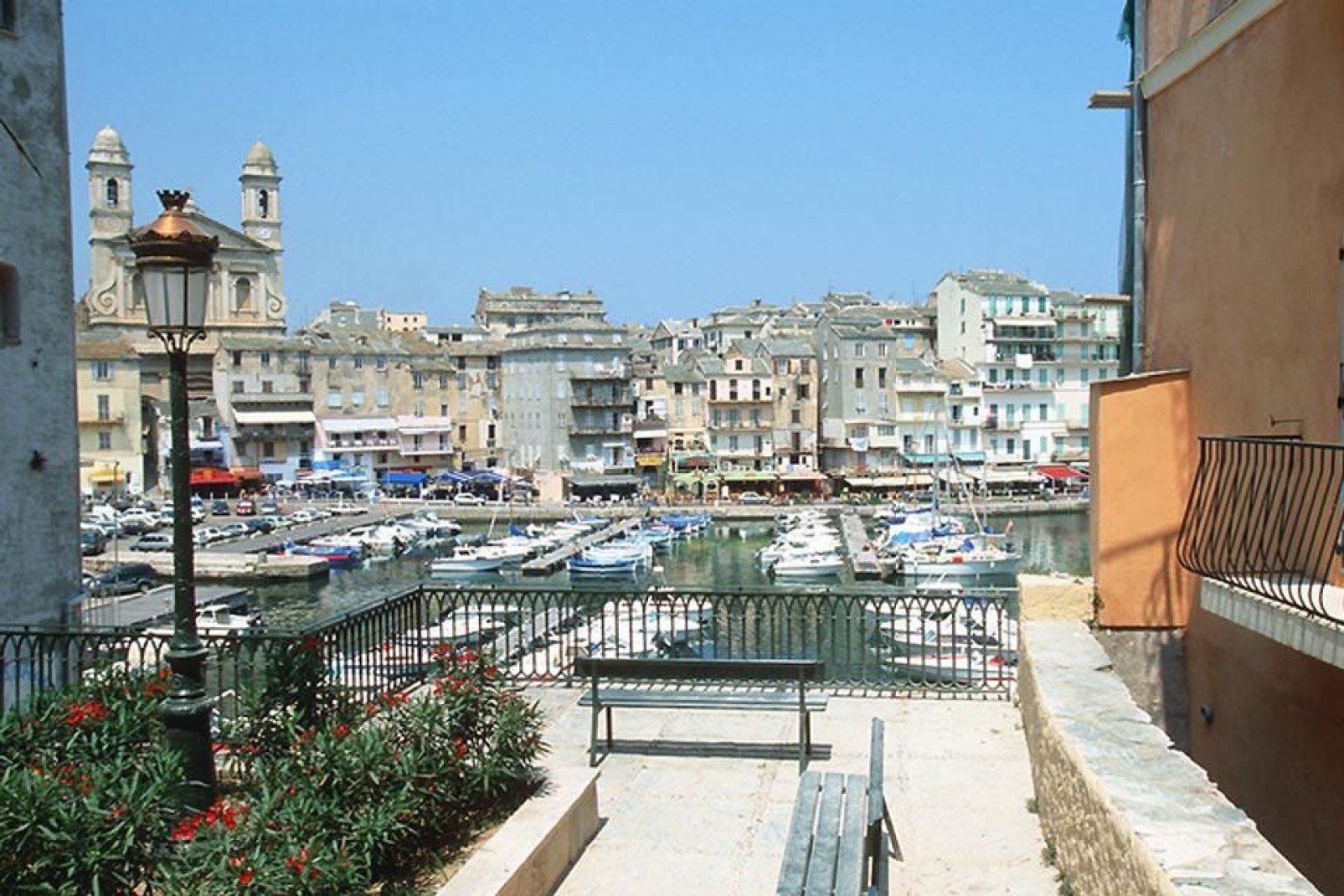 Die Stadt Bastia liegt rund um den alten Hafen, ein ehemaliger Fischerhafen genannt Porto cardo.