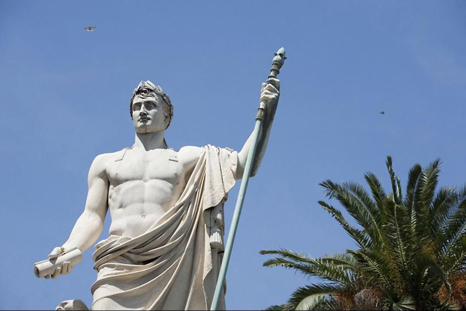Cette statue est une oeuvre de Bartolini, érigée sur la place Saint Nicolas à la mémoire de l'illustre corse.