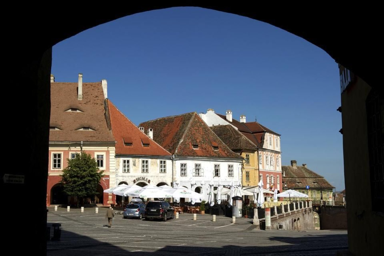 Die authentische Architektur von Sibiu lsst die Stadt zwar wie ein Freiluftmuseum erscheinen, allerdings herrscht hier keineswegs ein Museumsambiente. Denn in dieser Stadt ist bis spt in die Nacht viel los, und die Einwohner mischen sich gerne unter die