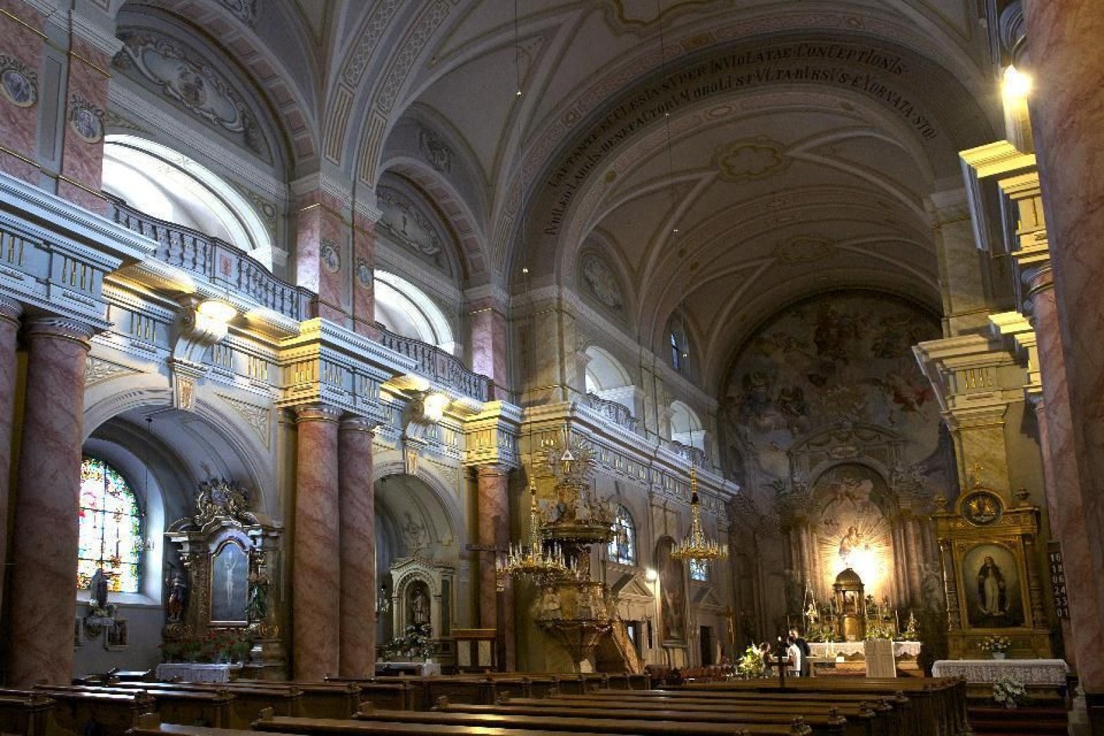 Diese Barockkirche wurde zwischen 1726 und 1738 errichtet und gehrte frher der jesuitischen Gemeinschaft von Sibiu. Sie ist fr ihren wunderschnen Altaraufsatz berhmt.