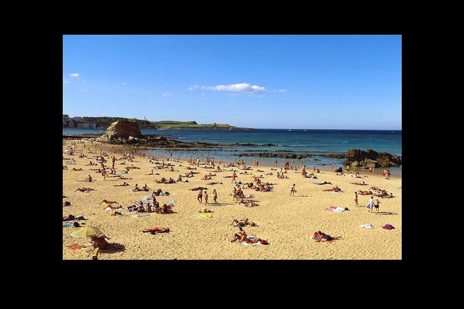 The beach of El Camello is 200 metres long and 50 metres wide, attarcting a large number of visitors.
