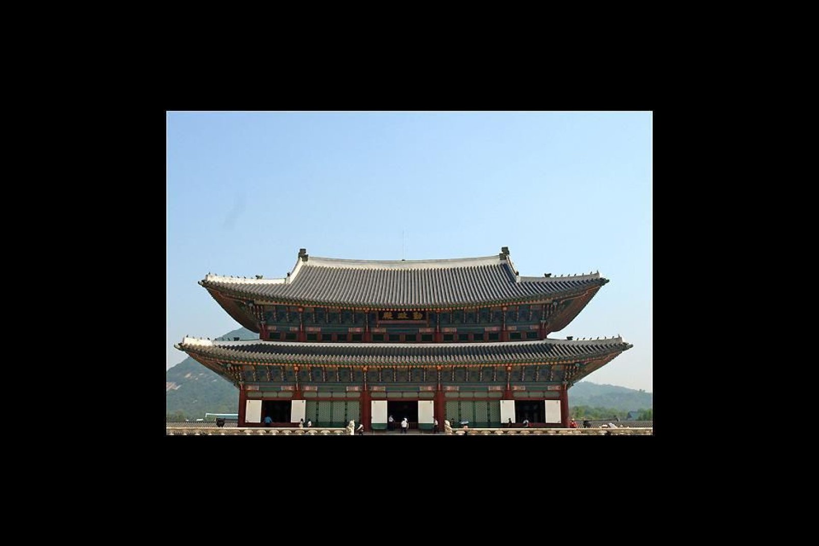 Dieser Palast wurde 1934 gebaut und diente einst als Hauptpalast der Joseon-Dynastie.