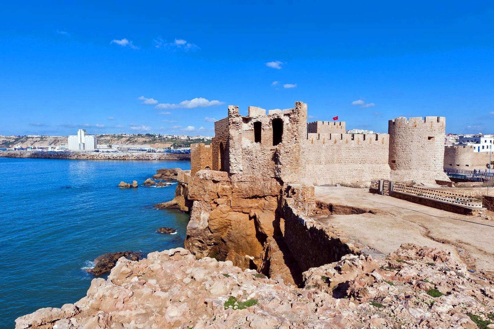 In Safi befindet sich einer der größten Sardinenhäfen der Welt. Dort kann man zudem den besten Fisch der gesamten Küste Marokkos finden. In den auf einer Anhöhe gelegene Töpferwerkstätten werden seit dem 12. Jahrhundert sehr farbenfrohe Stücke hergestellt. In der Medina sollte man unbedingt die aus dem 16. Jahrhundert stammende portugiesische Kapelle besichtigen. Wenn Sie vom Norden aus nach Safi anreisen ...
