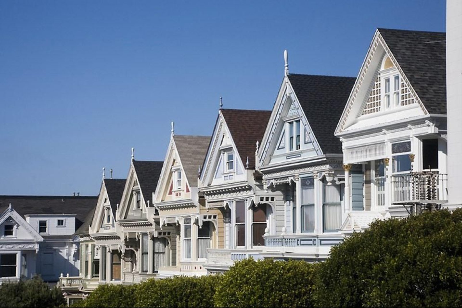 Die bunt gestrichenen Häuser stehen auf Hügeln und sind typisch für die kalifornische Stadt.