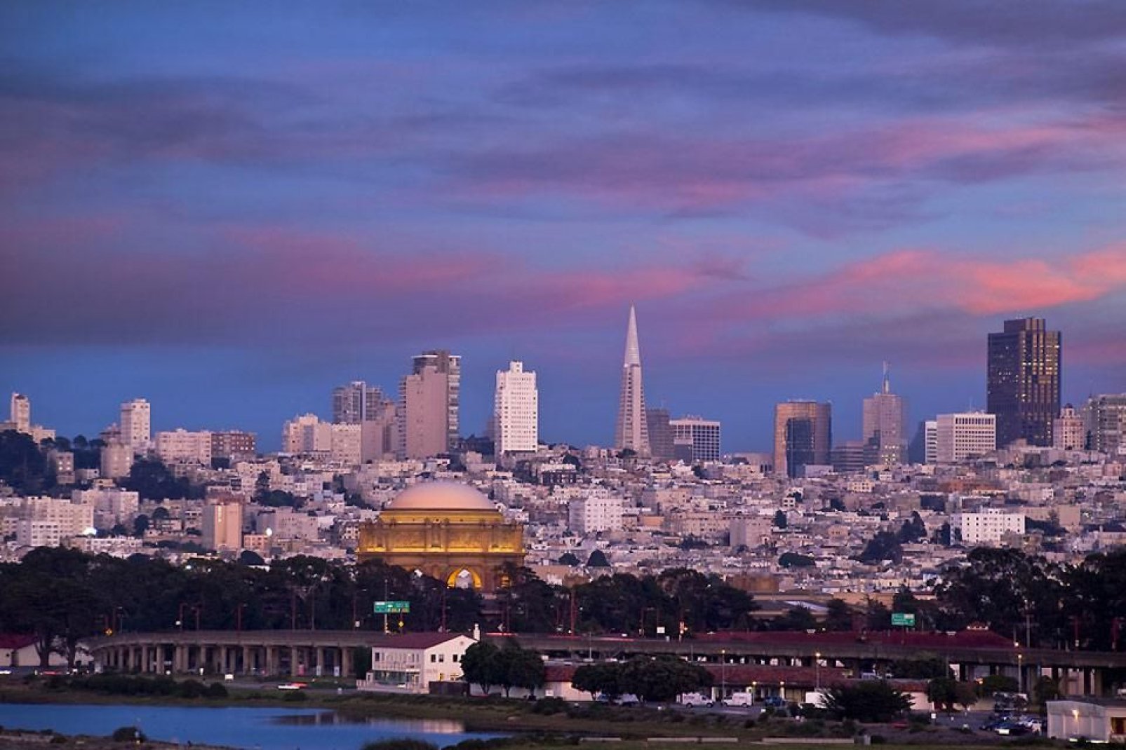 Foto panoramica della città di notte. Sullo sfondo, il duomo dorato dell'Exploratorium (Exploratorium Golden Dome).