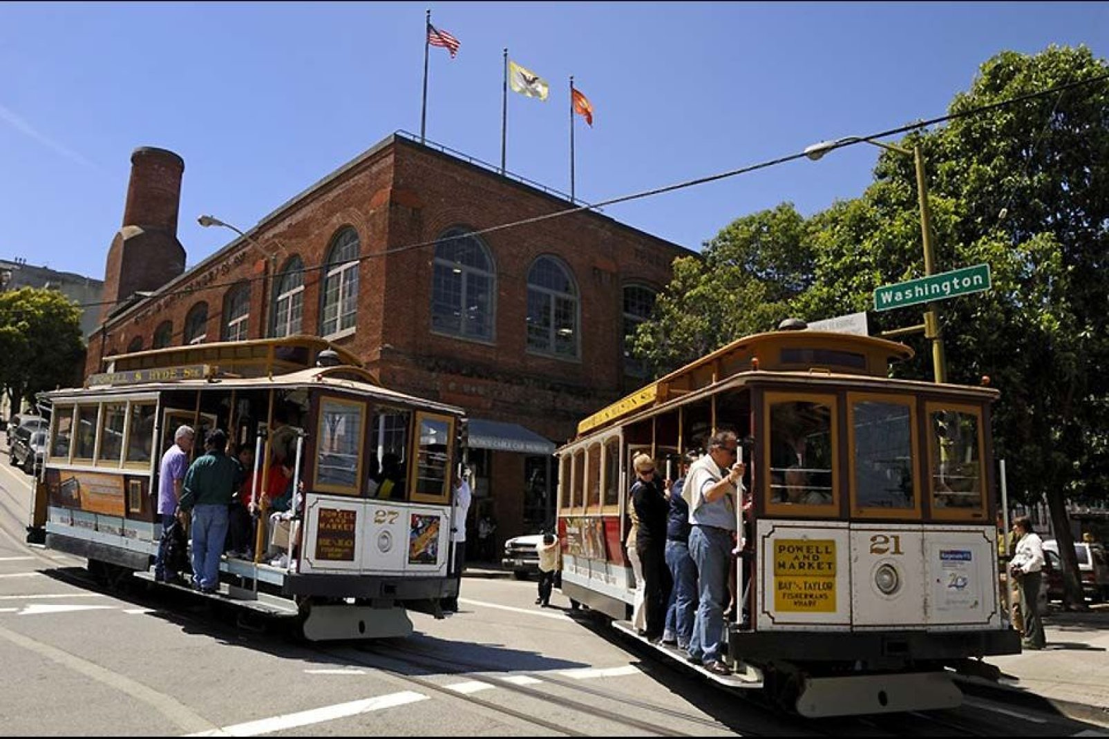 Die Cable Cars (Straßenbahnen) von San Francisco wurden im Jahre 1873 in Betrieb genommen. Drei Linien verkehren noch heute innerhalb der Stadt.