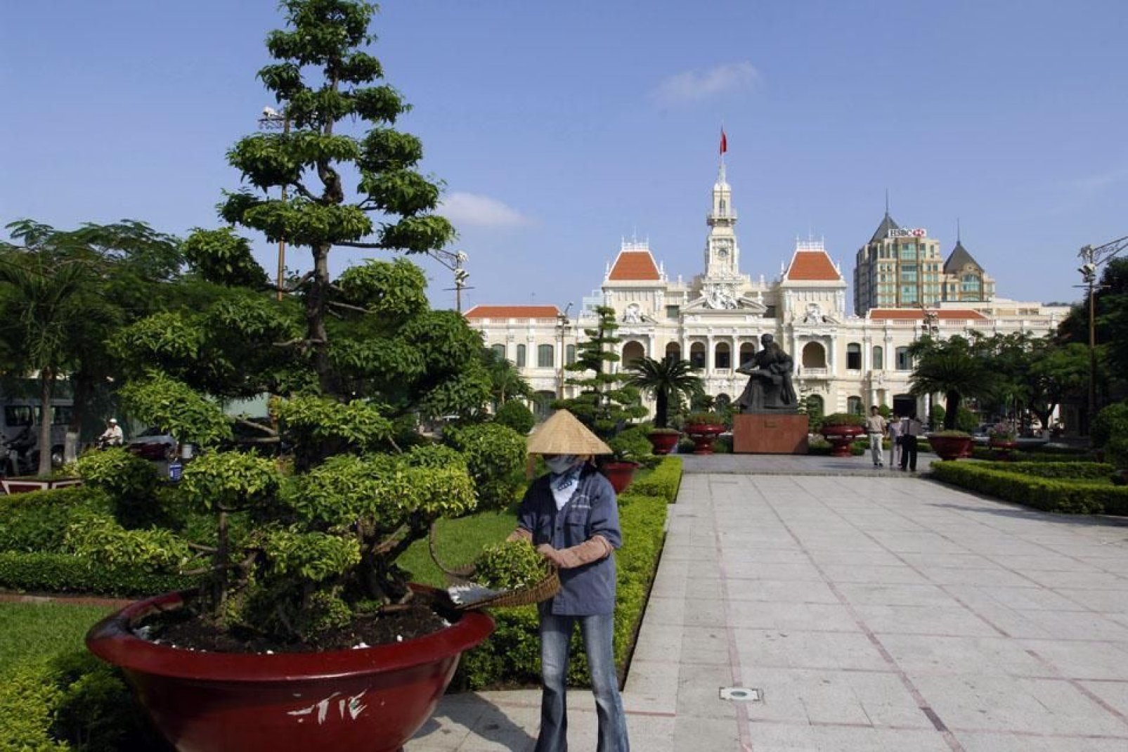 Il municipio di H? Chí Minh, costruito dai francesi tra il 1902 e il 1908, è uno splendido esempio dell'architettura coloniale francese.