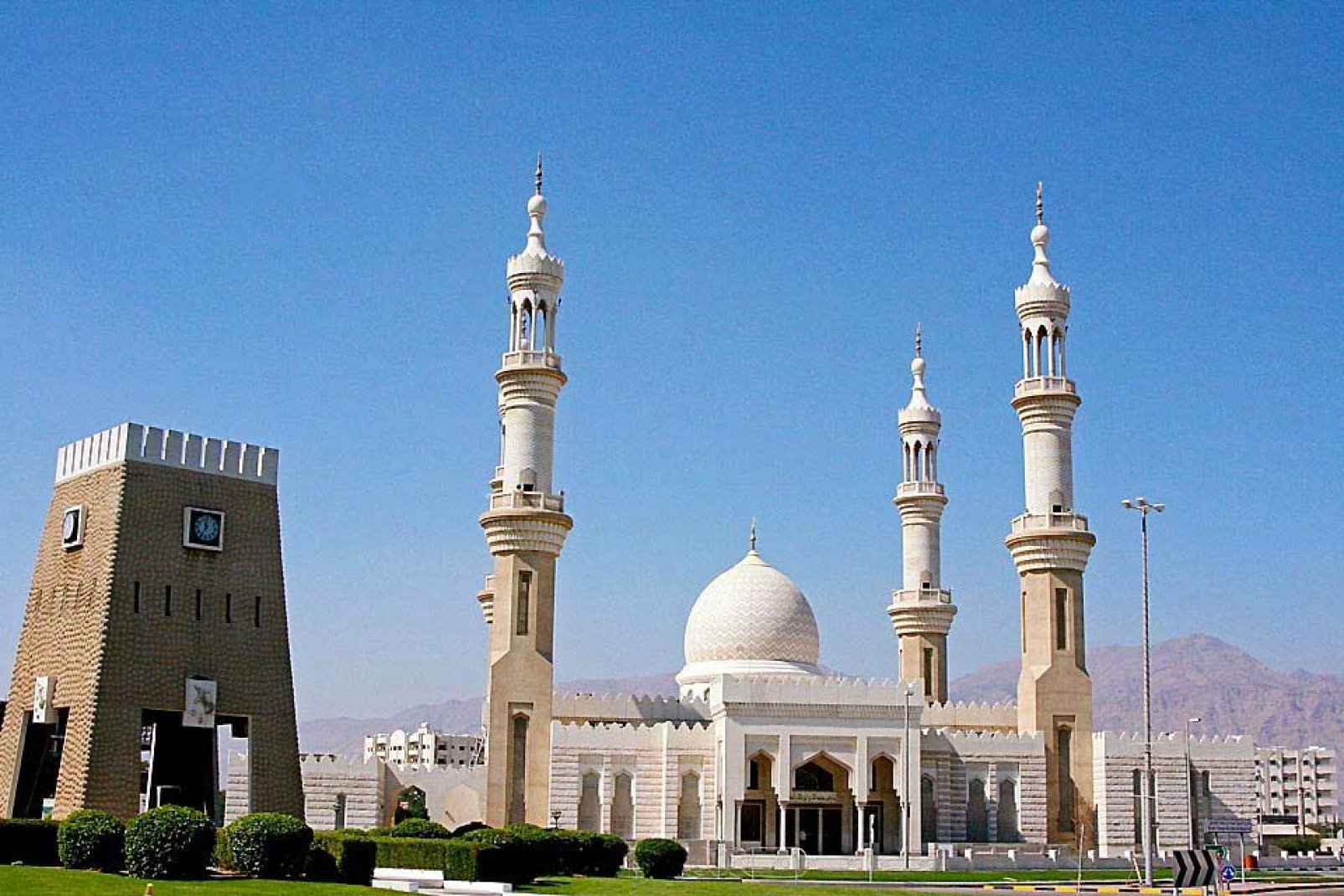 Khor Fakkan est, après celle de Fujairah, la plus grande ville sur la côte Est des émirats.