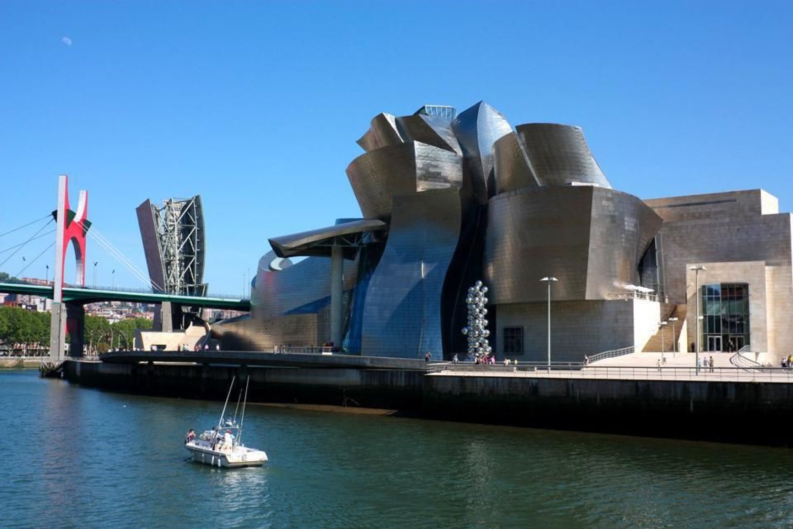 This building conceived and designed by Frank Gehry symbolises the shipbuilding industry through its shape and the materials used.