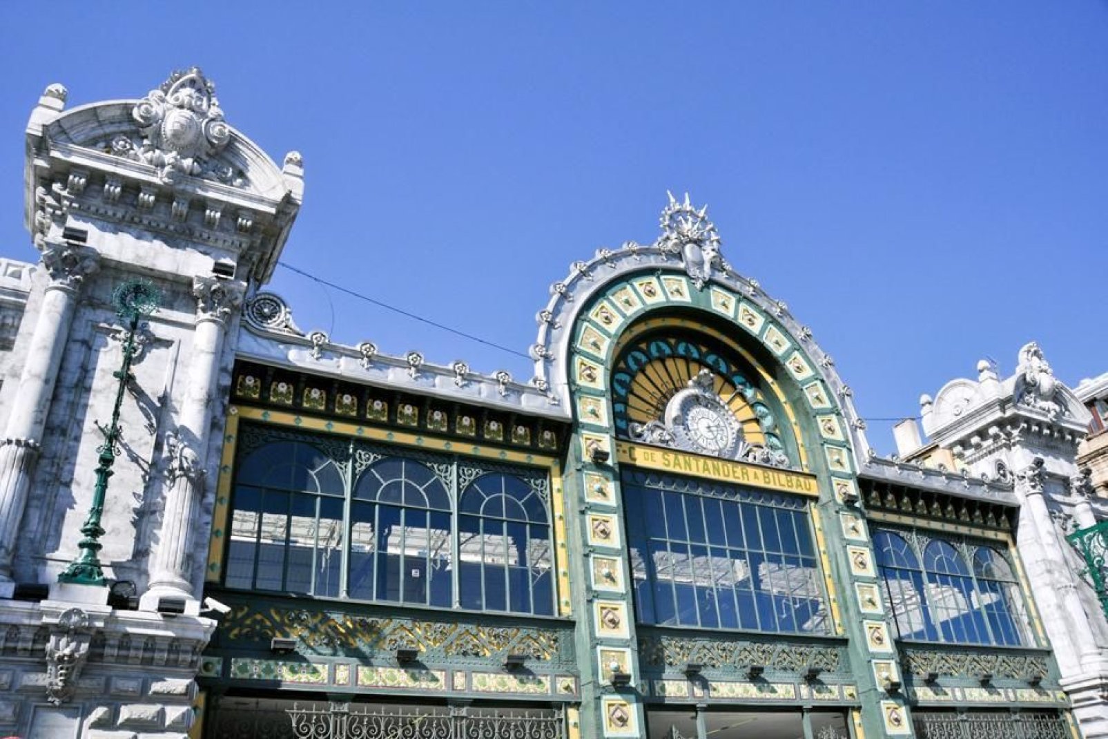 Der Concordia-Bahnhof wurde 1902 errichtet und ist ein einzigartiges Jugendstil-Gebäude. Es ist Teil des Belle-Epoche-Kulturerbes von Bilbao.