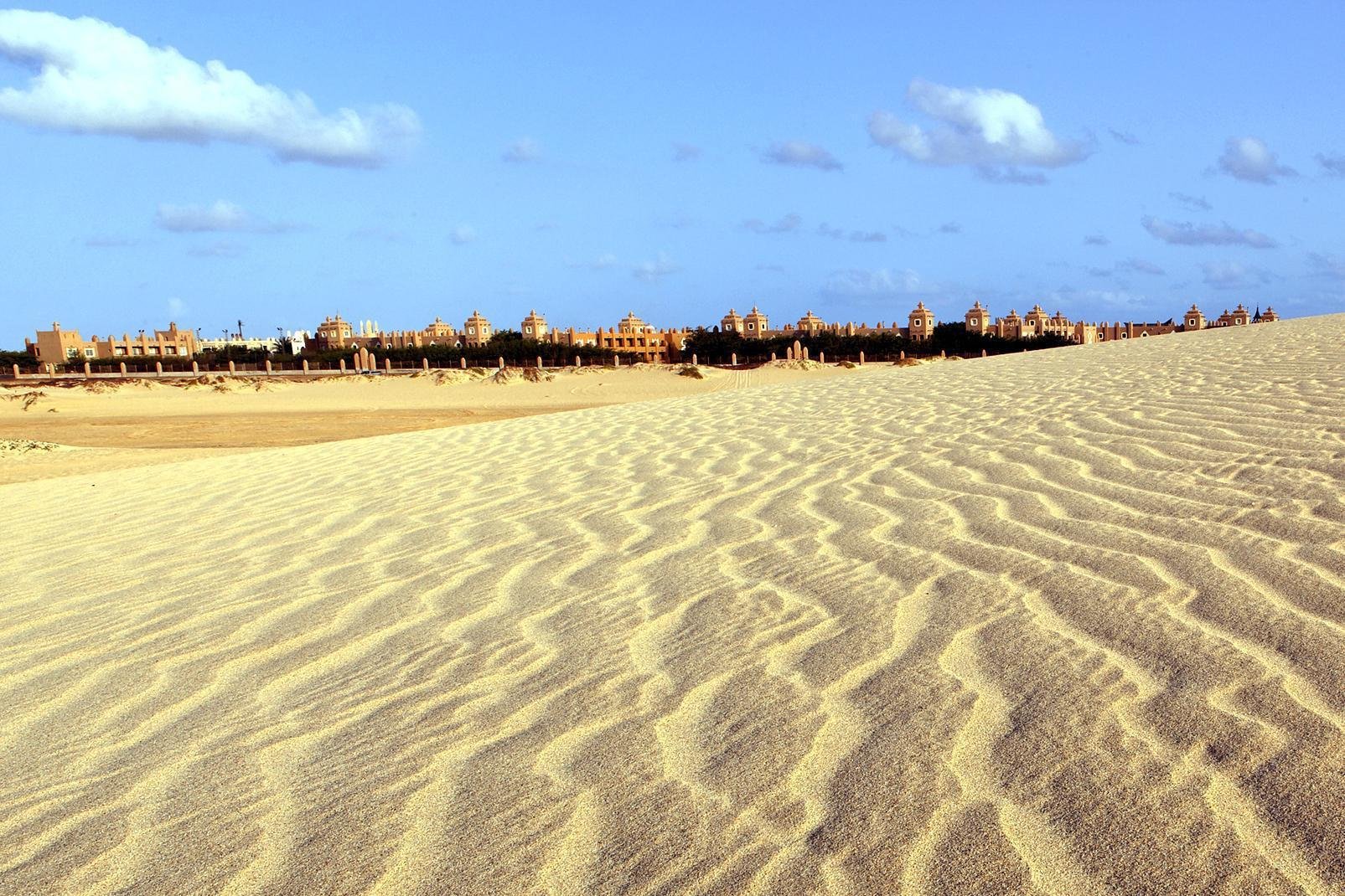 Sal es la más conocida de las islas de Cabo Verde gracias a su aeropuerto internacional. A Sal no se viene por sus paisajes, su relieve es plano y la isla es árida, seca. El punto más alto de la isla es el Monte Grande (406 metros). Pero Sal posee preciosas playas de arena fina. La isla mide 29,7 km de norte a sur y 11,8 km de este a oeste. Actualmente, la isla cuenta con el mayor número ...