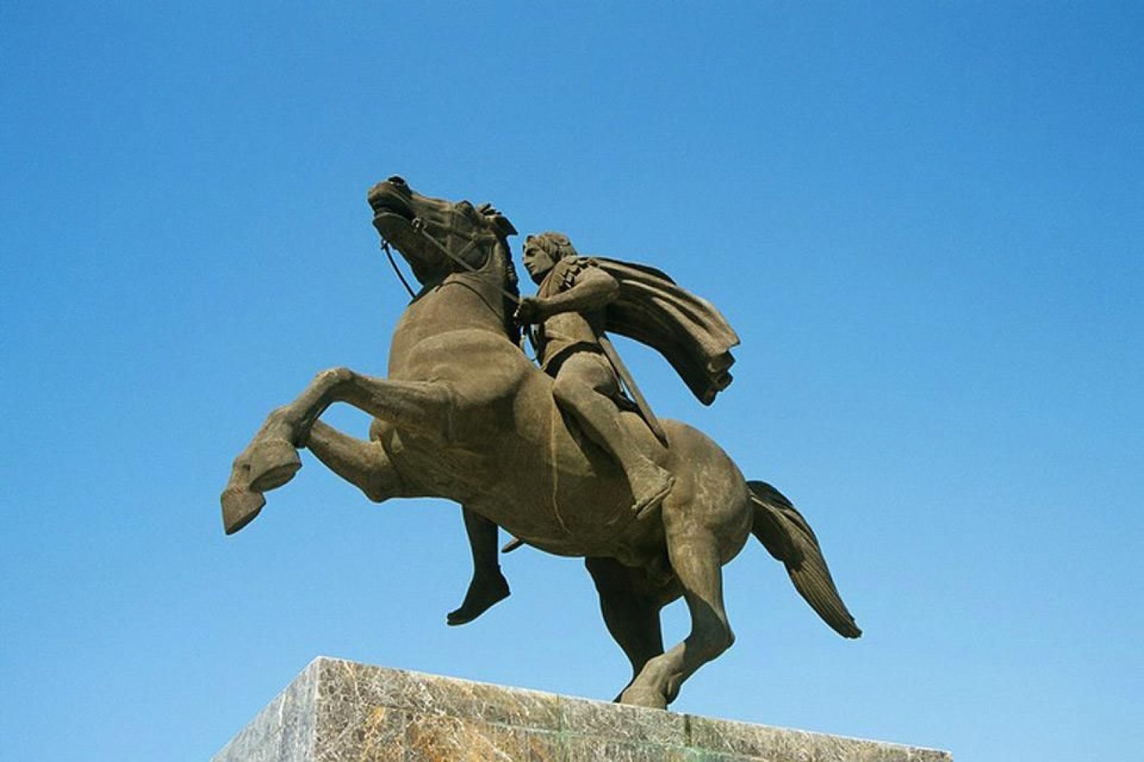 Cette statue fut érigée en mémoire du fils de Philippe de Macédoine.