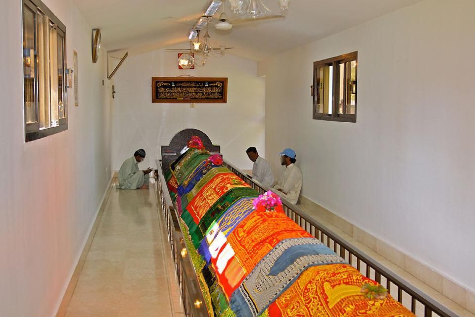 Este lugar, 8 metros de largo recubiertos por una alfombra, es sagrado para los habitantes que vienen a rezar.