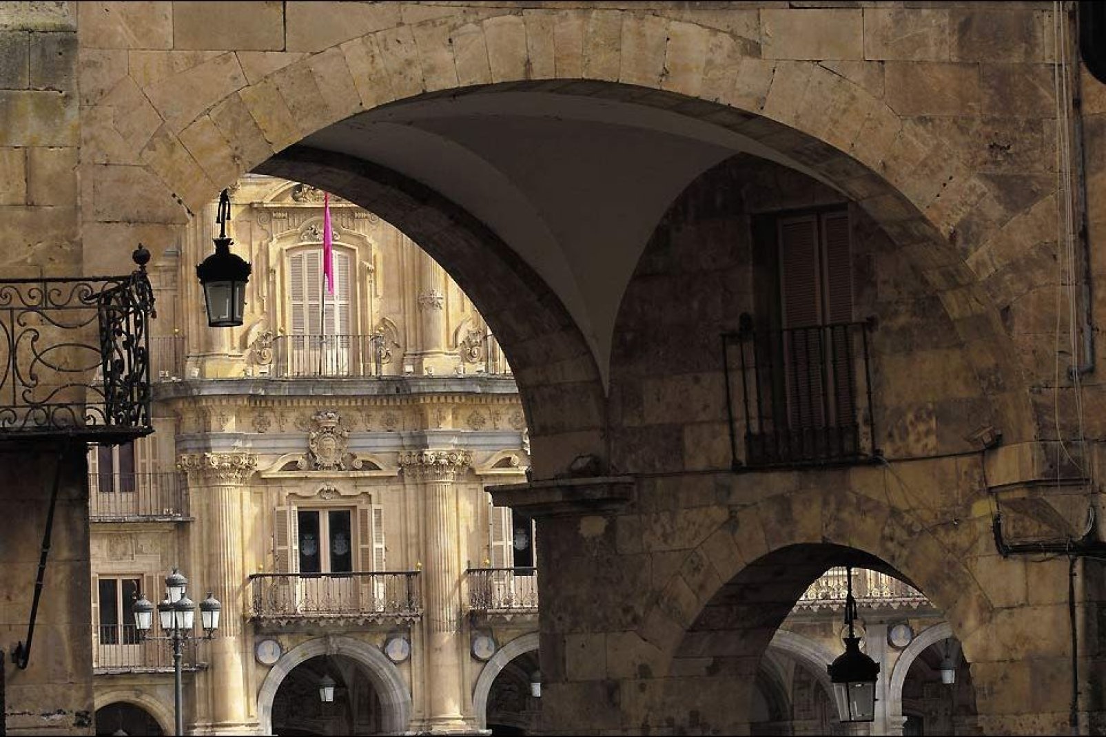 La plaza fue construida en el siglo XVIII por Felipe V de España para agradecerle a la ciudad su fidelidad durante la guerra de sucesión del país.