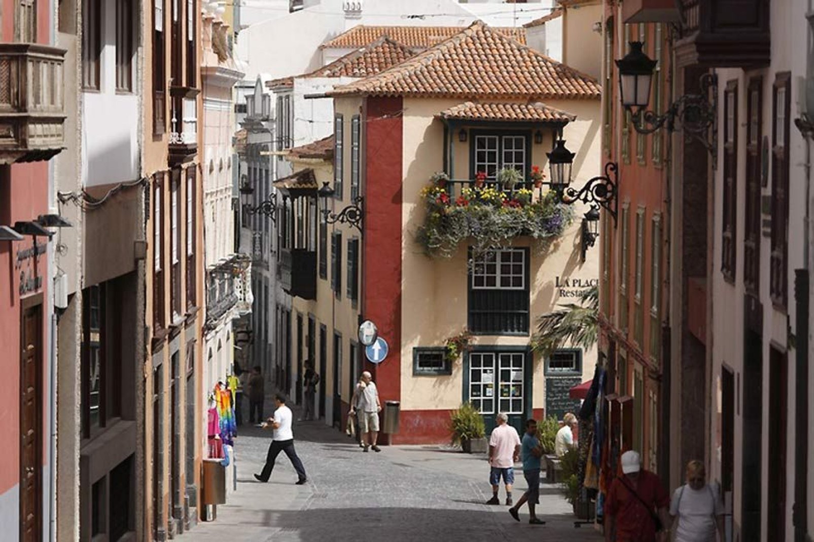 No dejes de visitar la calle de San Sebastián, que te ofrece un evocador paseo en el centro de una zona que concentra la arquitectura y cultura típicas de la isla.