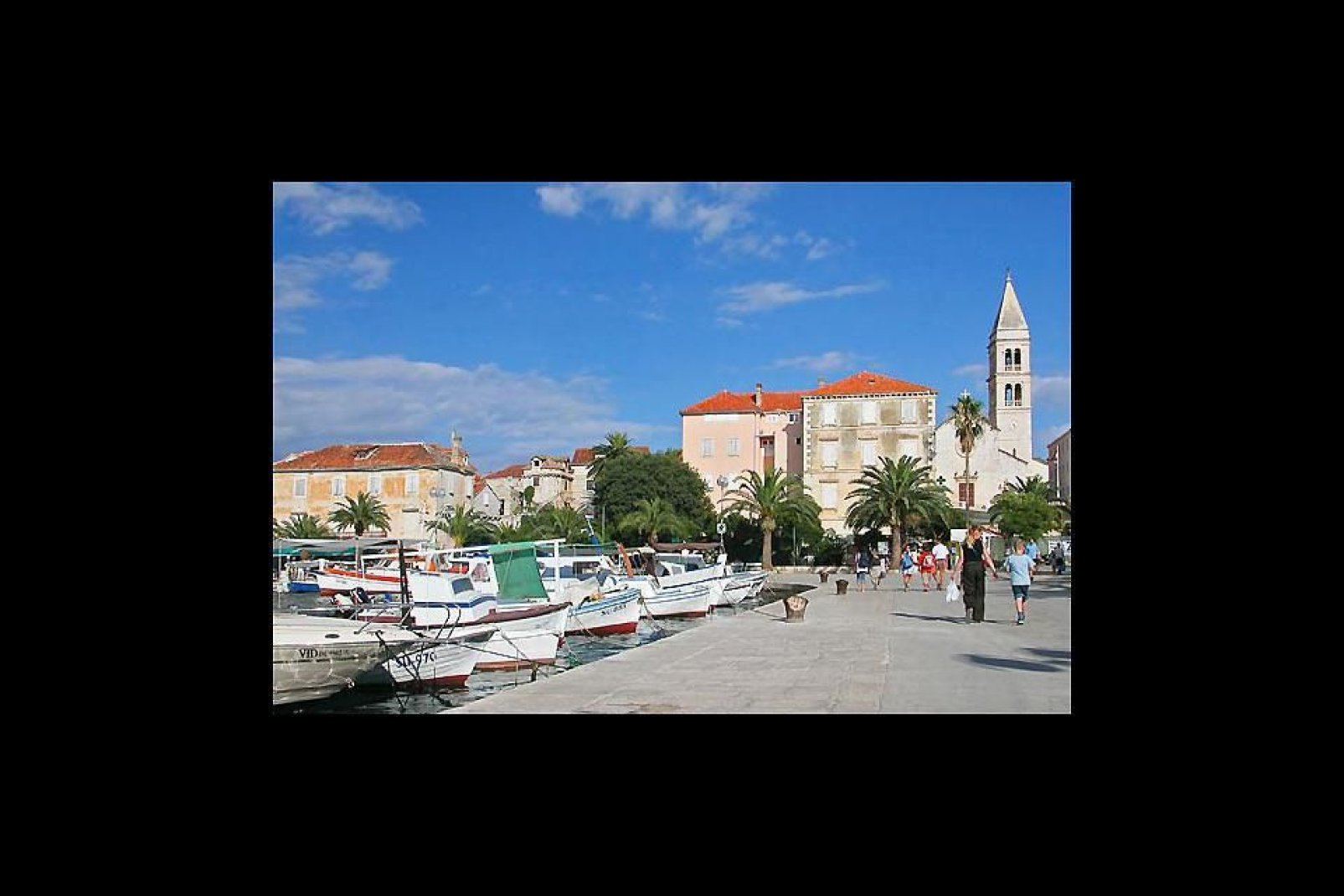 Visitatori che passeggiano nel porto turistico di Split, la città più grande della Croazia meridionale.
