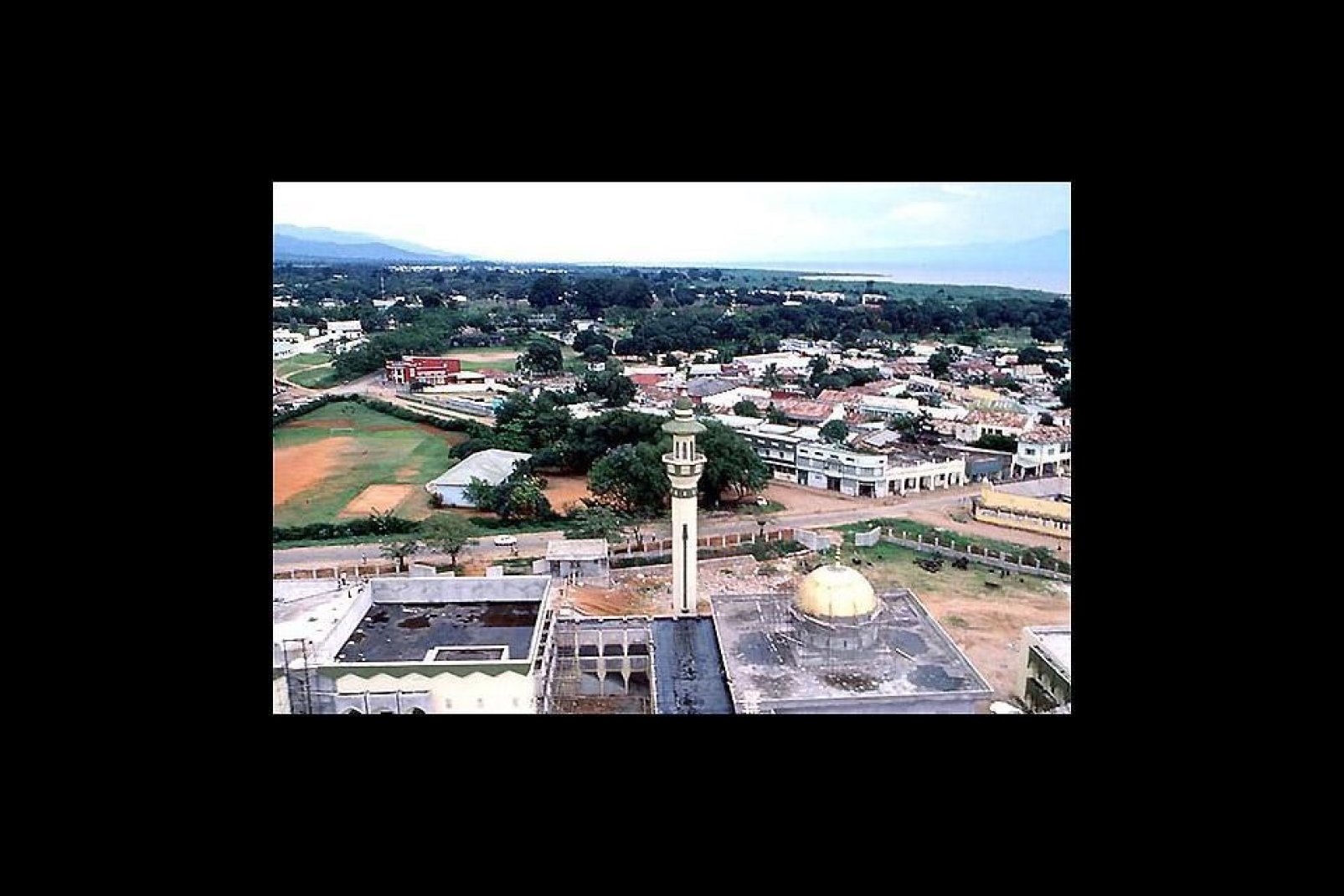 Bujumbura ist die Hauptstadt von Burundi und liegt im Westen des Landes. In dieser Stadt gibt es zahlreiche Grünflächen und nur wenige Hochhäuser.
