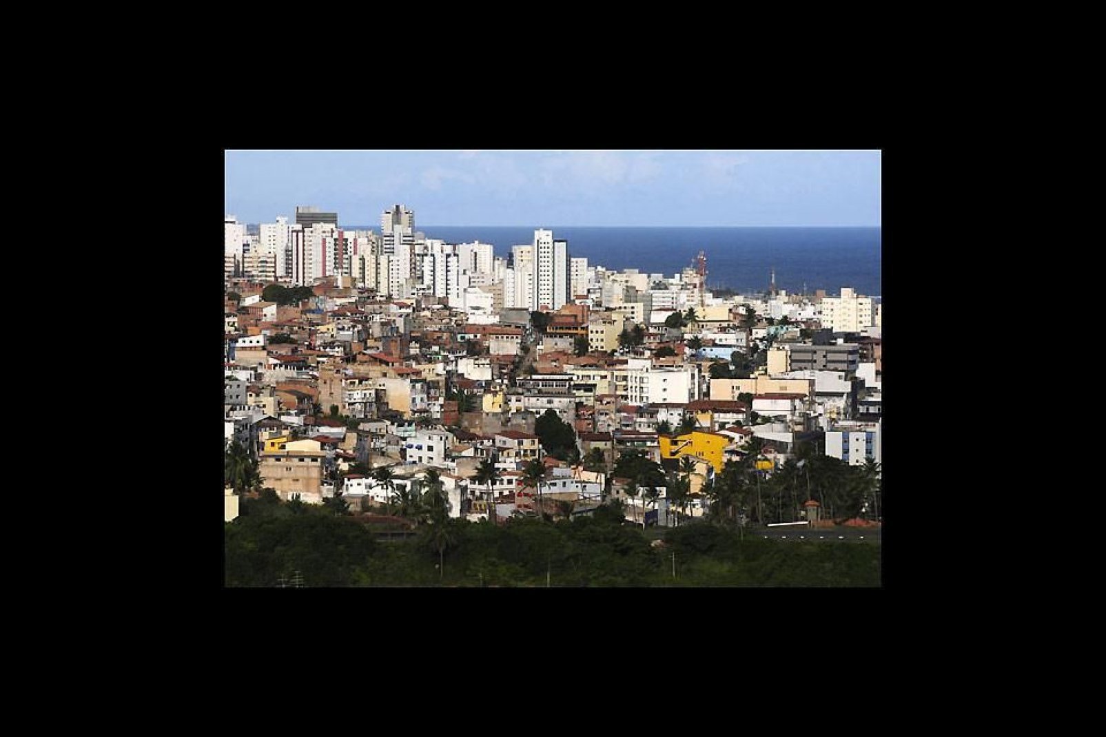 Une ville de contrastes entre favelas et gratte-ciel modernes.