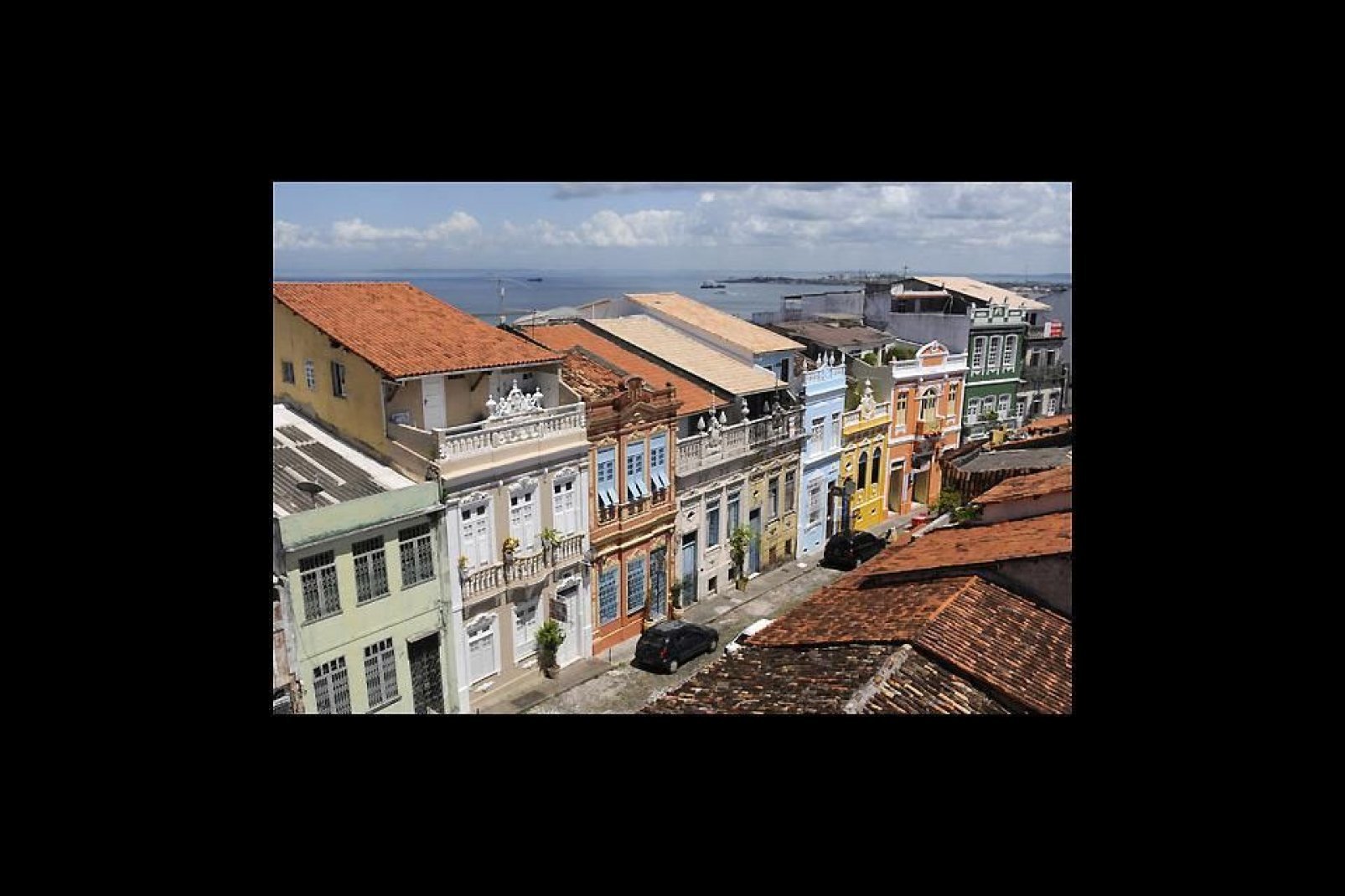 El Pelourinho, el casco historico declarado patrimonio por la Unesco, te llamará la atención con sus coloridas fachadas y sus encantadoras calles empedradas.