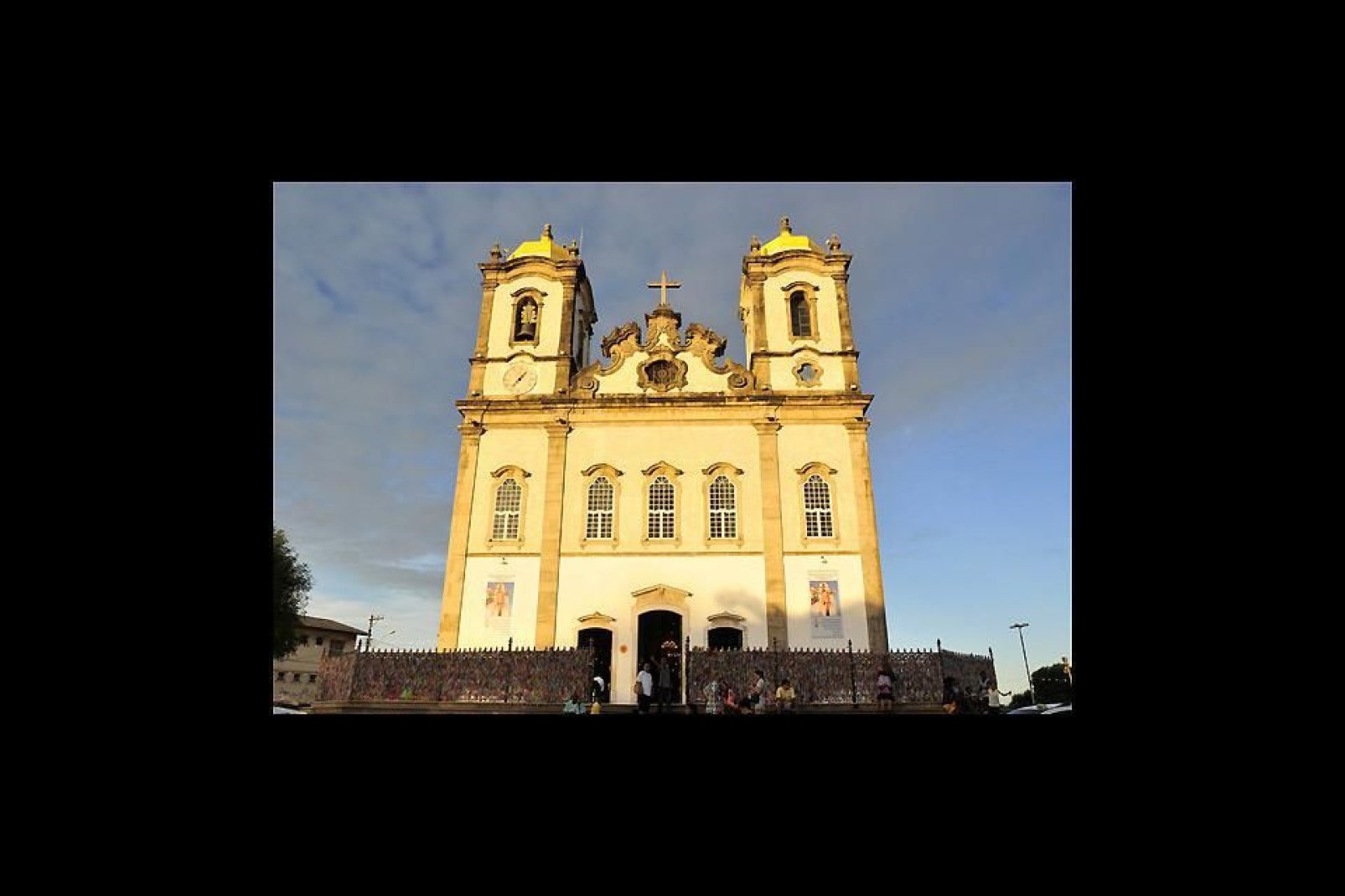 Die Kirche N-S do Bonfim ist eine der wichtigsten Glaubensstätten Brasiliens, hier werden auch die berühmten Glücksbringerbändchen in allen Farben feilgeboten.
