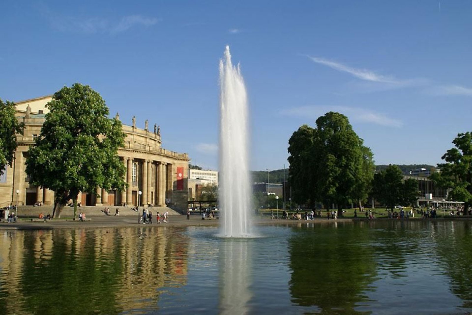 La plaza del castillo (Schlossplatz) es una de las principales atracciones turísticas de Stuttgart.