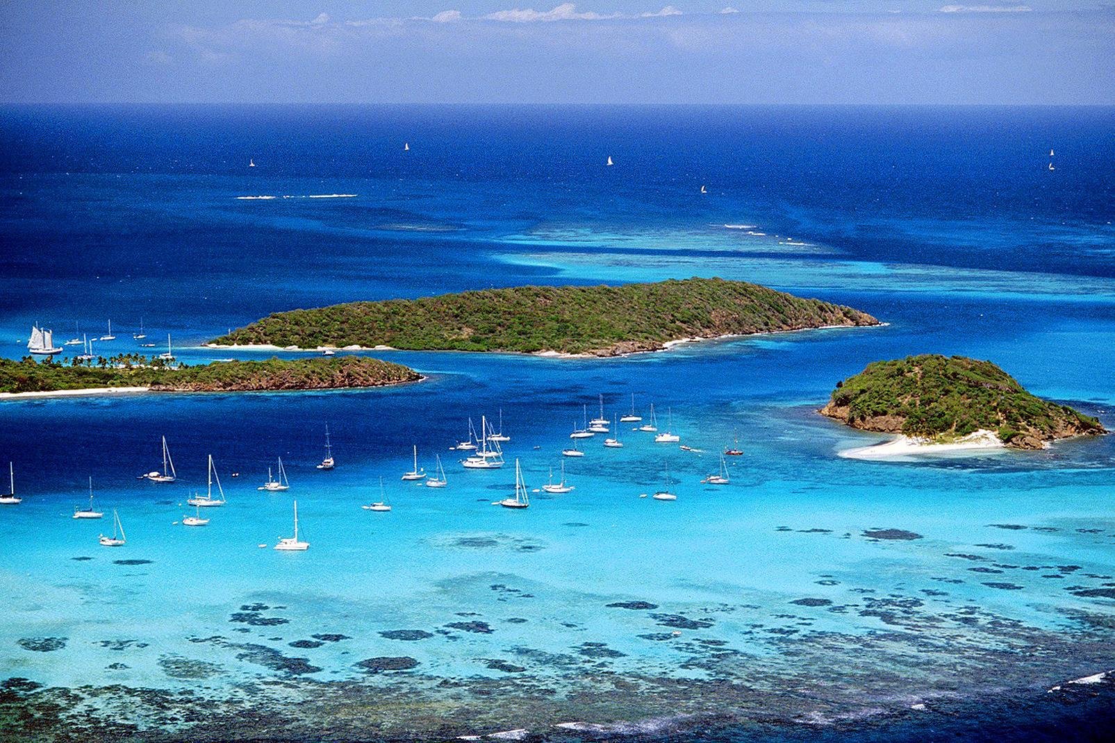 Die Insel wird von den Bewohnern "Main Island"(Hauptinsel) genannt. Saint-Vincent ist viel weniger touristisch als die Inselkette der Grenadinen, die mehr dem Postkartenimage der Karibik entspricht. Aber die schwarzen (fast berall) oder weien (im Sdwesten) Sandstrnde, der Urwald, das Vulkanmassiv und die ursprngliche karibische Atmosphre machen diese Insel zu einem wunderschnen Urlaubsort. Die ...