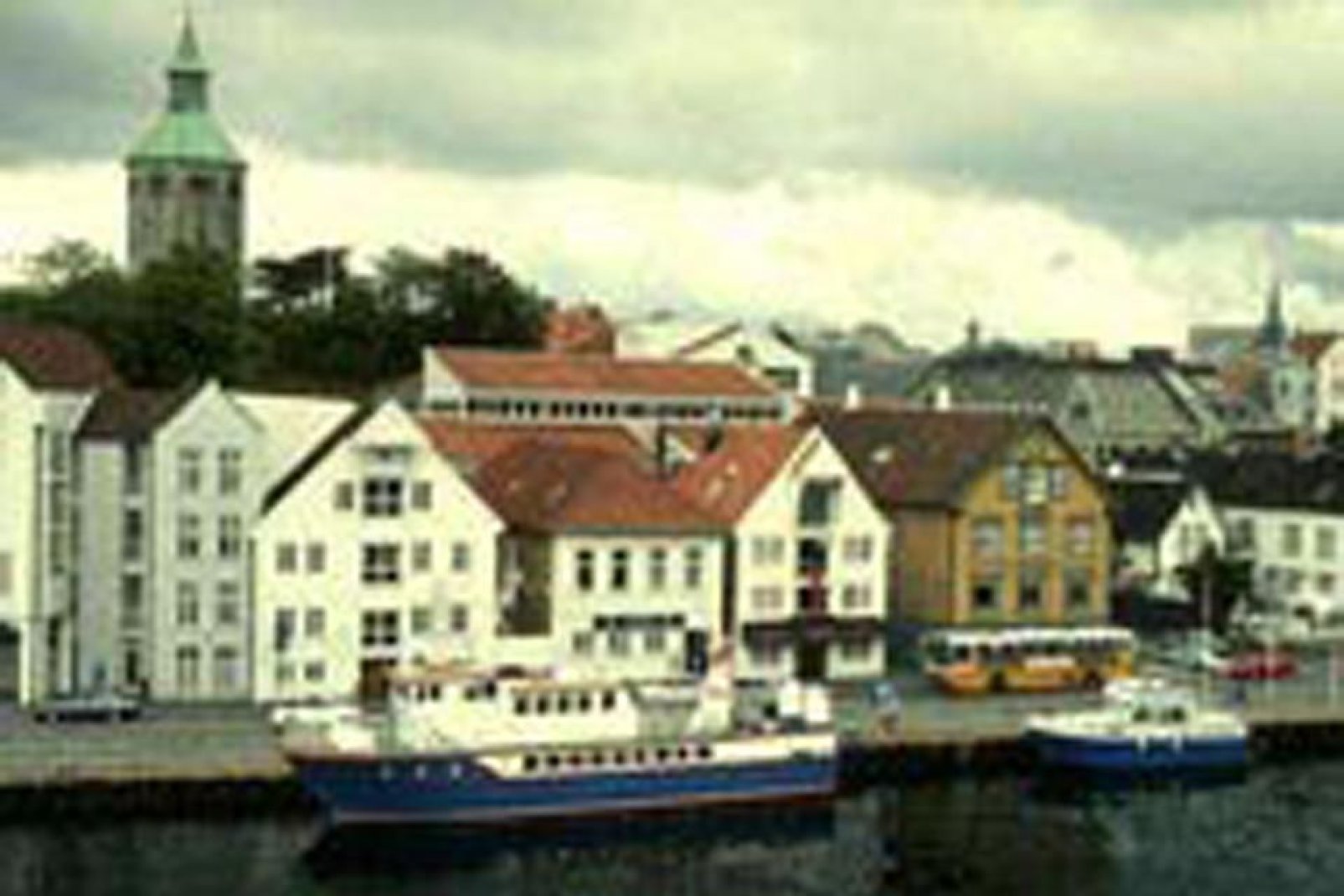 Bunte Speicherhäuser prägen das Stadtbild am Hafen
