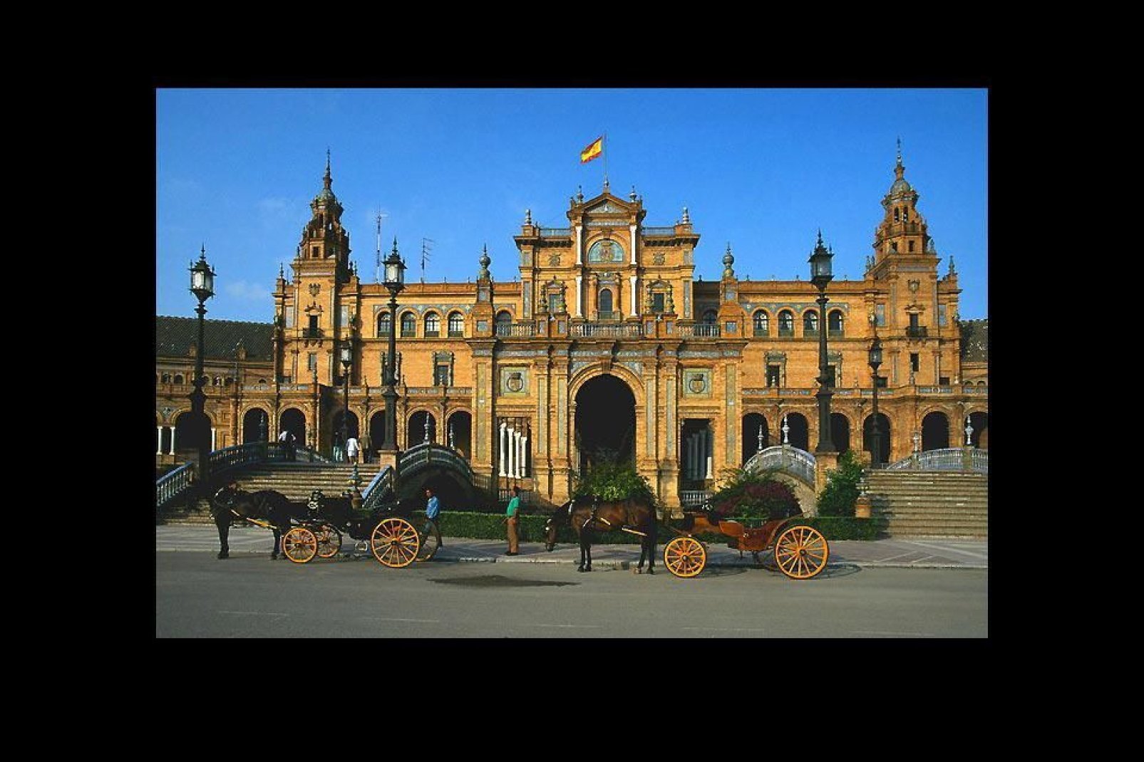 La forma semicircolare della piazza simboleggia la morsa della Spagna sulle sue ex colonie.
