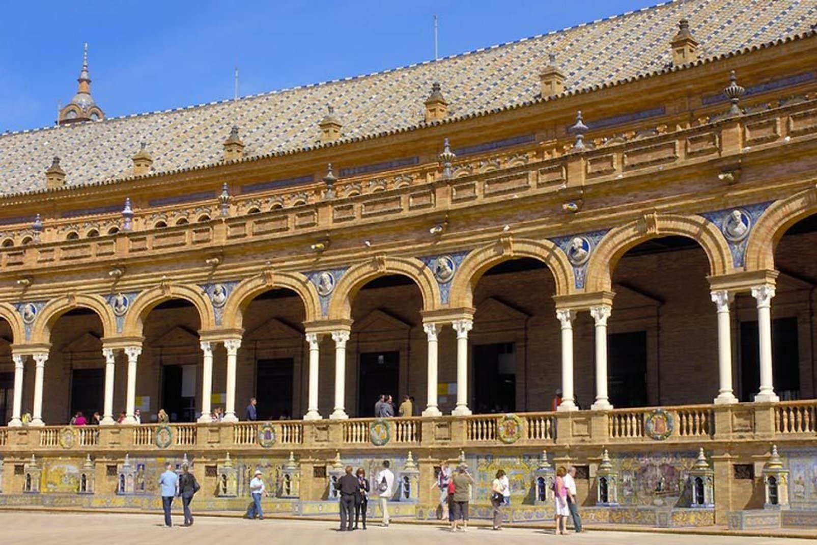 Die Rathausfassade am Plaza de España in Sevilla