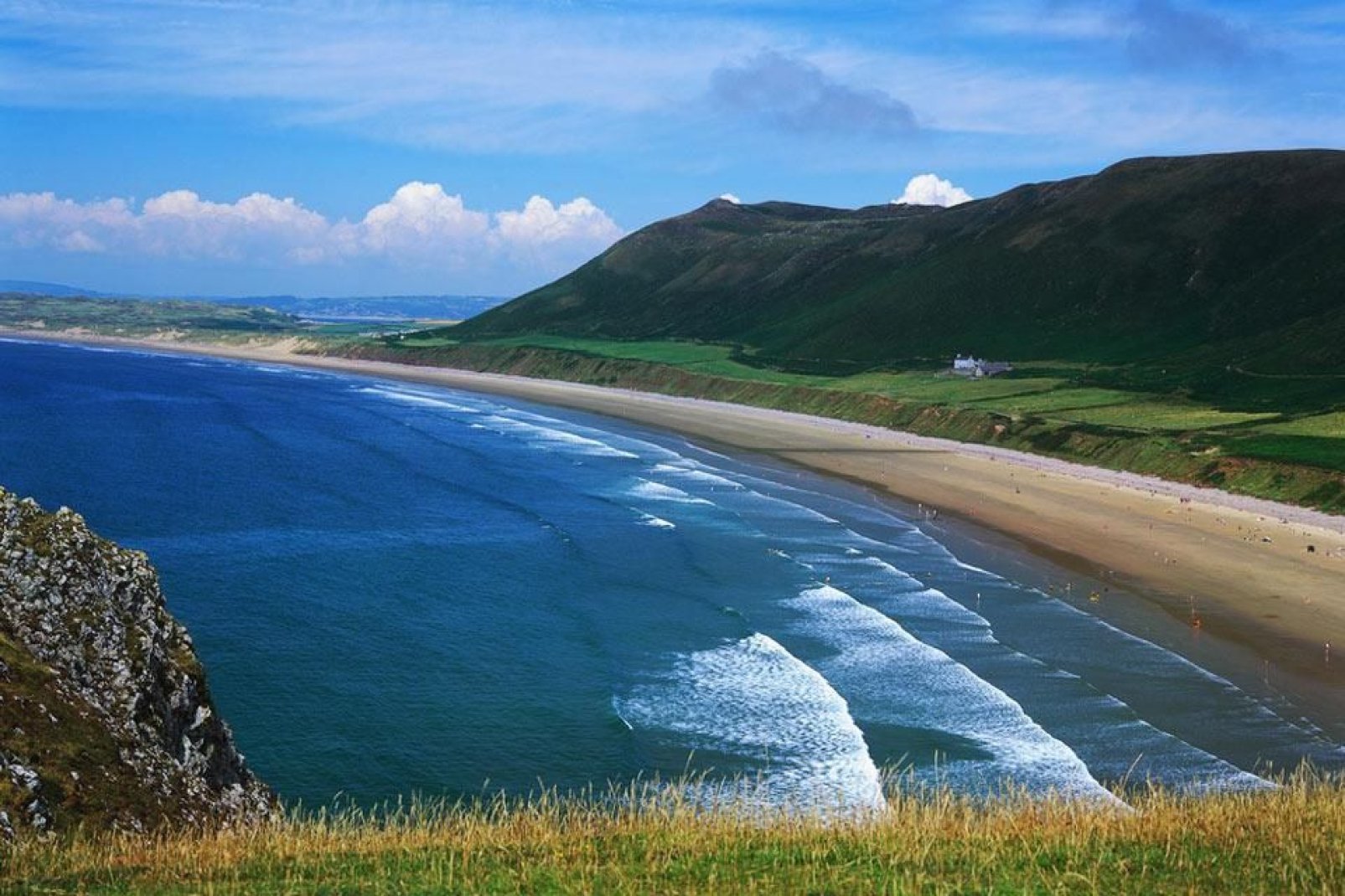 Swansea liegt an der walisischen Küste. Die Region entlang der sandigen Westküste von Wales umfasst ebenfalls die Halbinsel Gower und die Lliw Uplands.