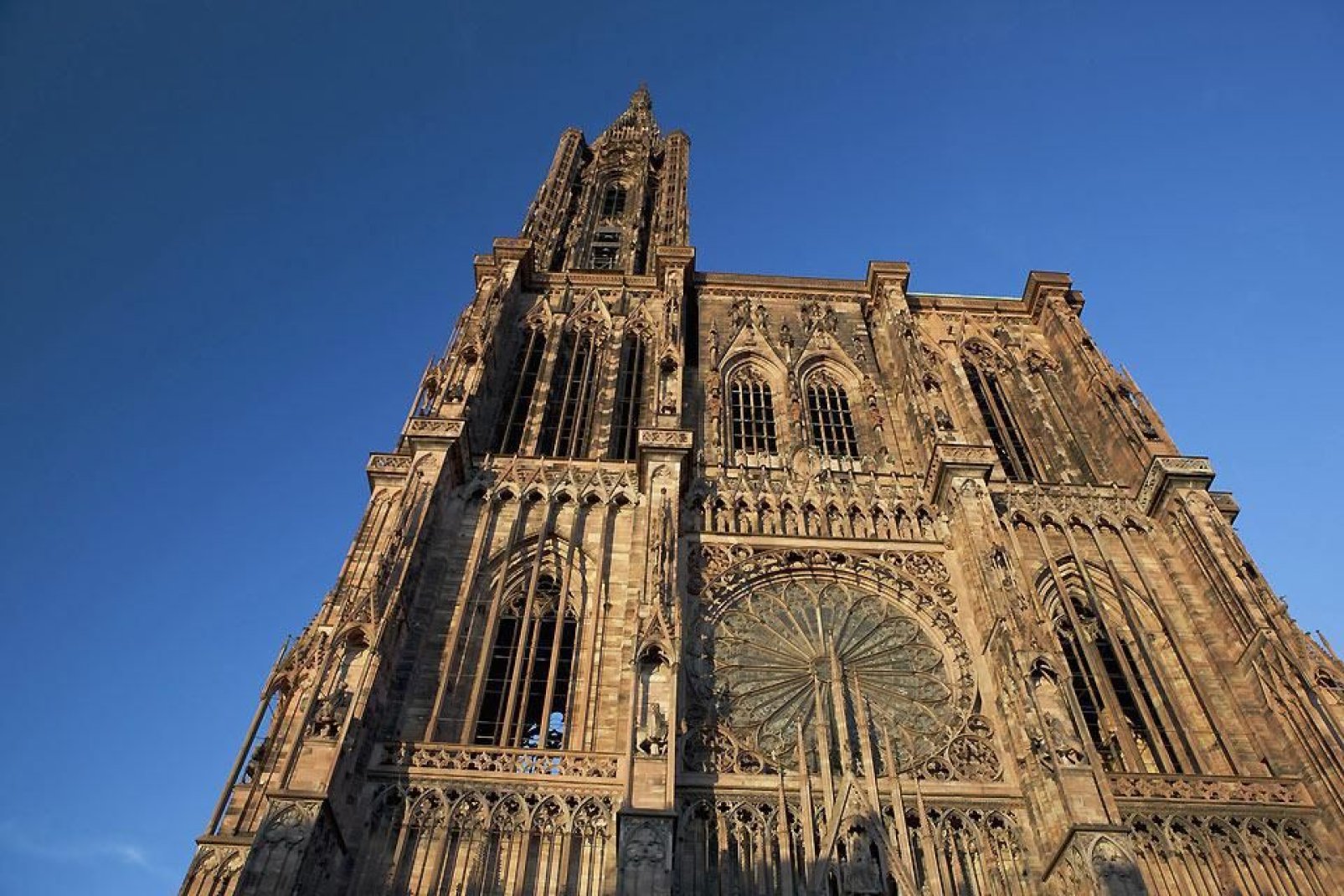 Notre-Dame de Estrasburgo es una catedral católica romana, con gran influencia gótica. Se puede admirar el reloj astronómico que data del Renacimiento.