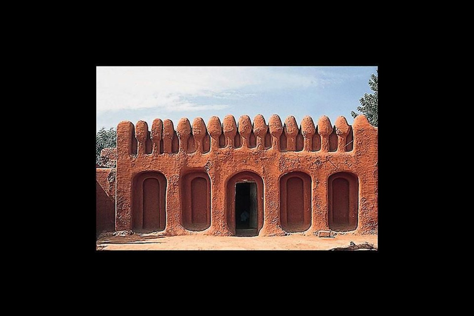 Ségou, in the south of the country, is known for its constructions made from sun-dried mud, of a wonderful dark ochre colour.