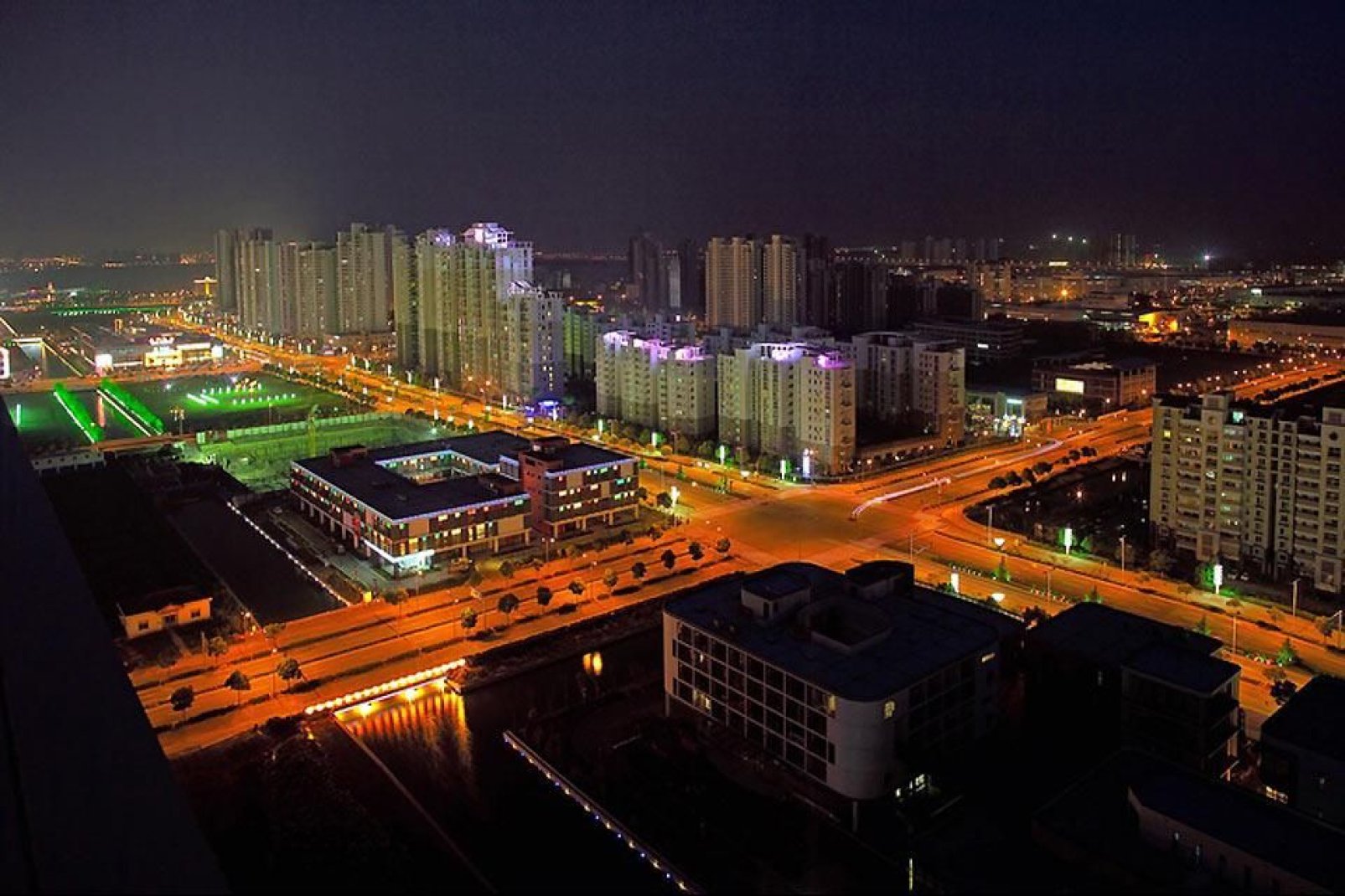 Die Stadt Suzhou ist in der Nacht hell beleuchtet.